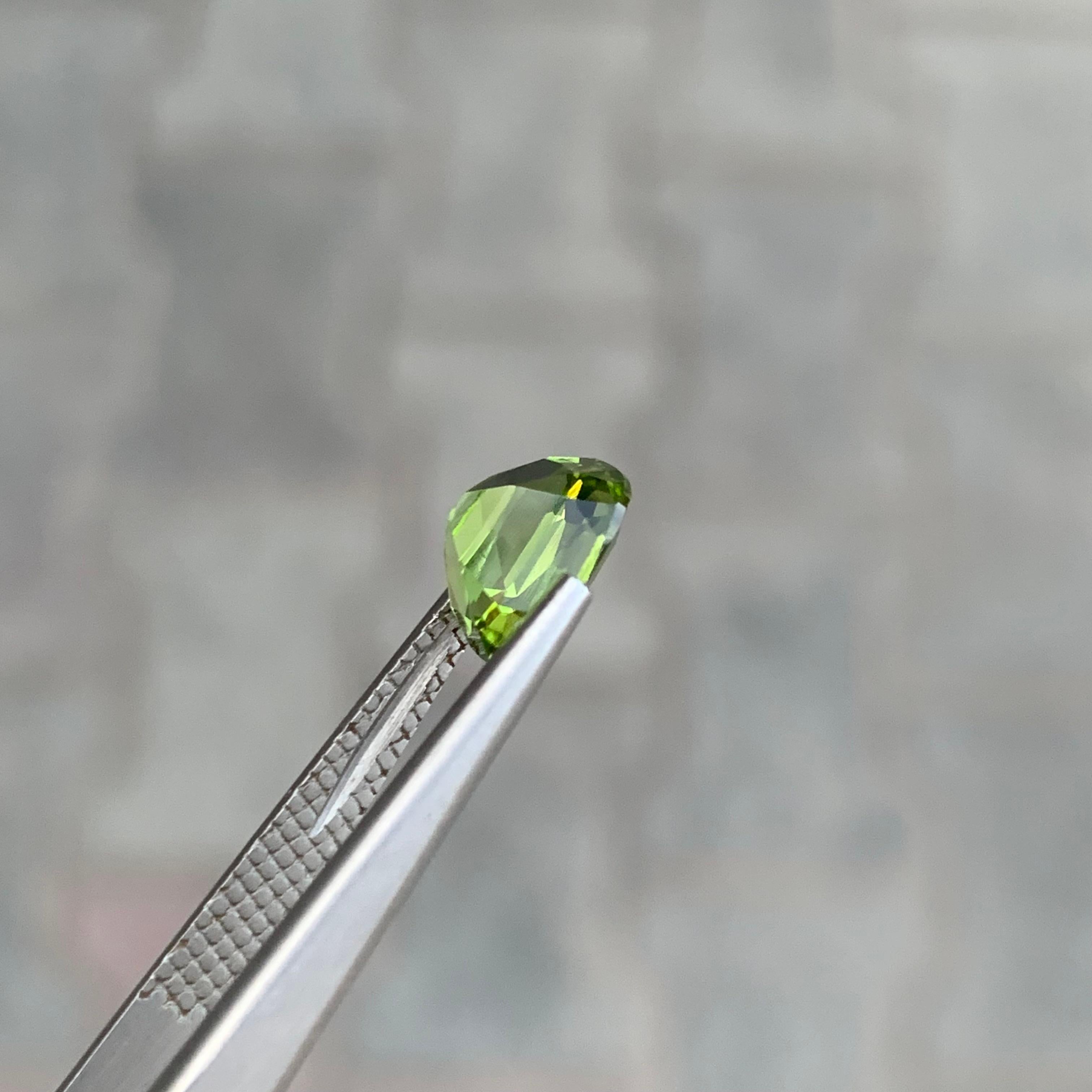 Gema suelta de peridoto natural de 2.15 quilates en forma de cojín en venta 4