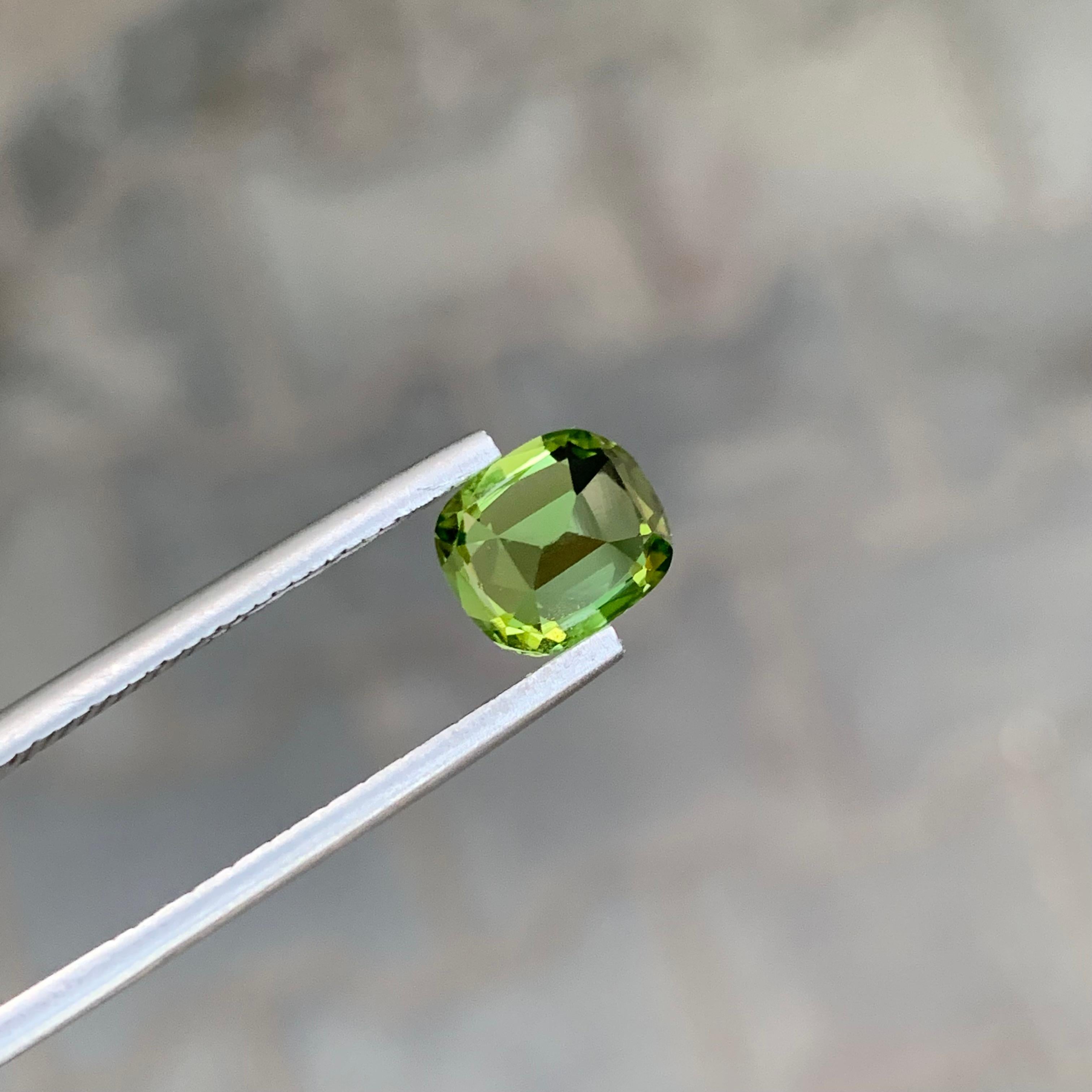 Gema suelta de peridoto natural de 2.15 quilates en forma de cojín en venta 5