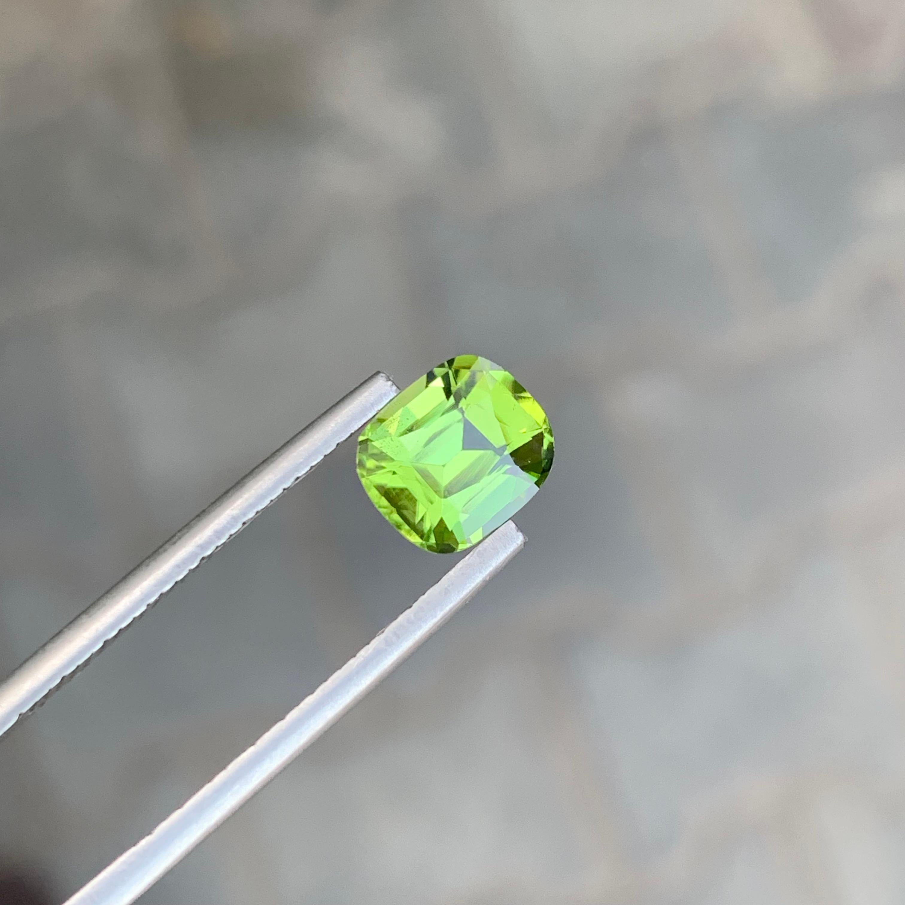 Gema suelta de peridoto natural de 2.15 quilates en forma de cojín en venta 6