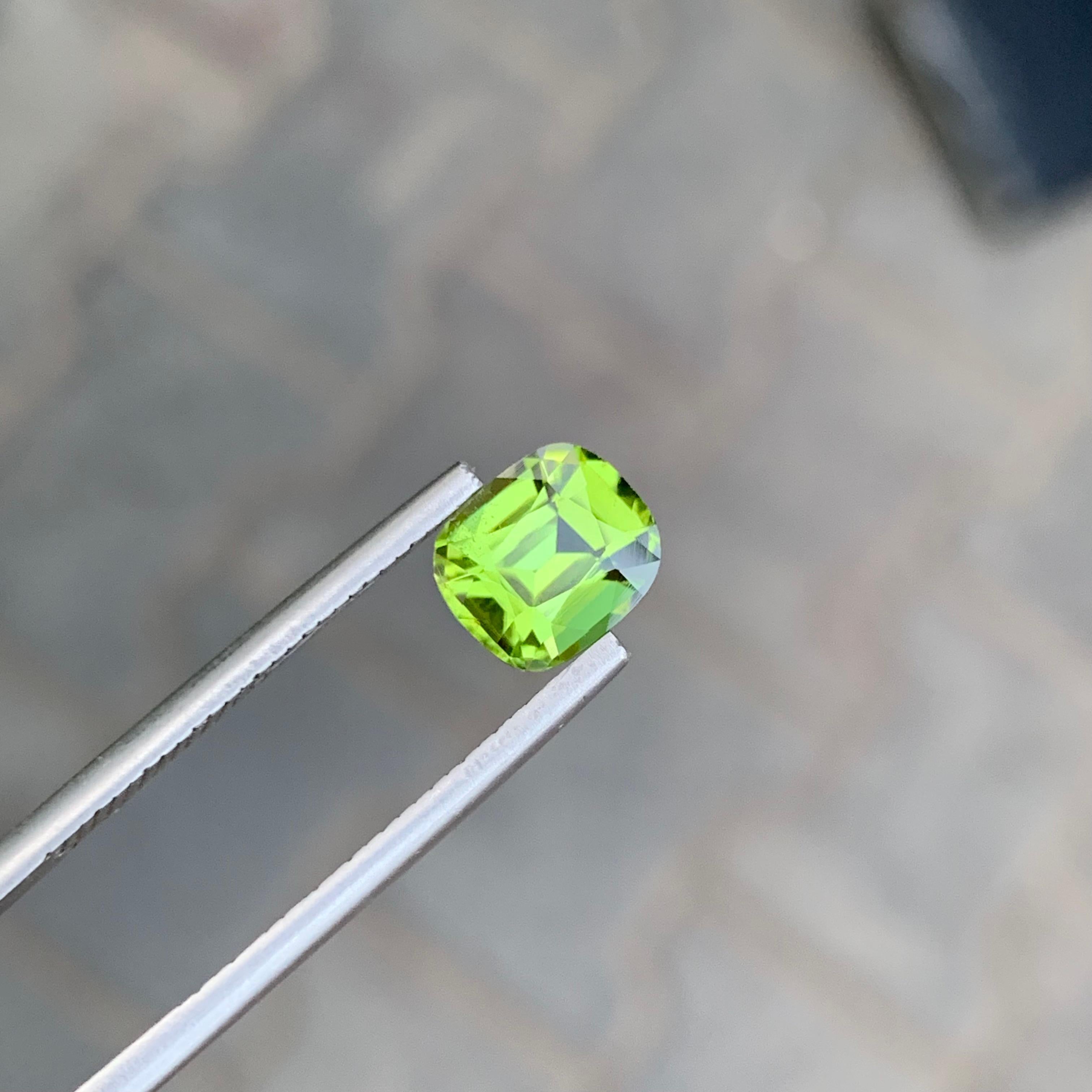 Gema suelta de peridoto natural de 2.15 quilates en forma de cojín en venta 7