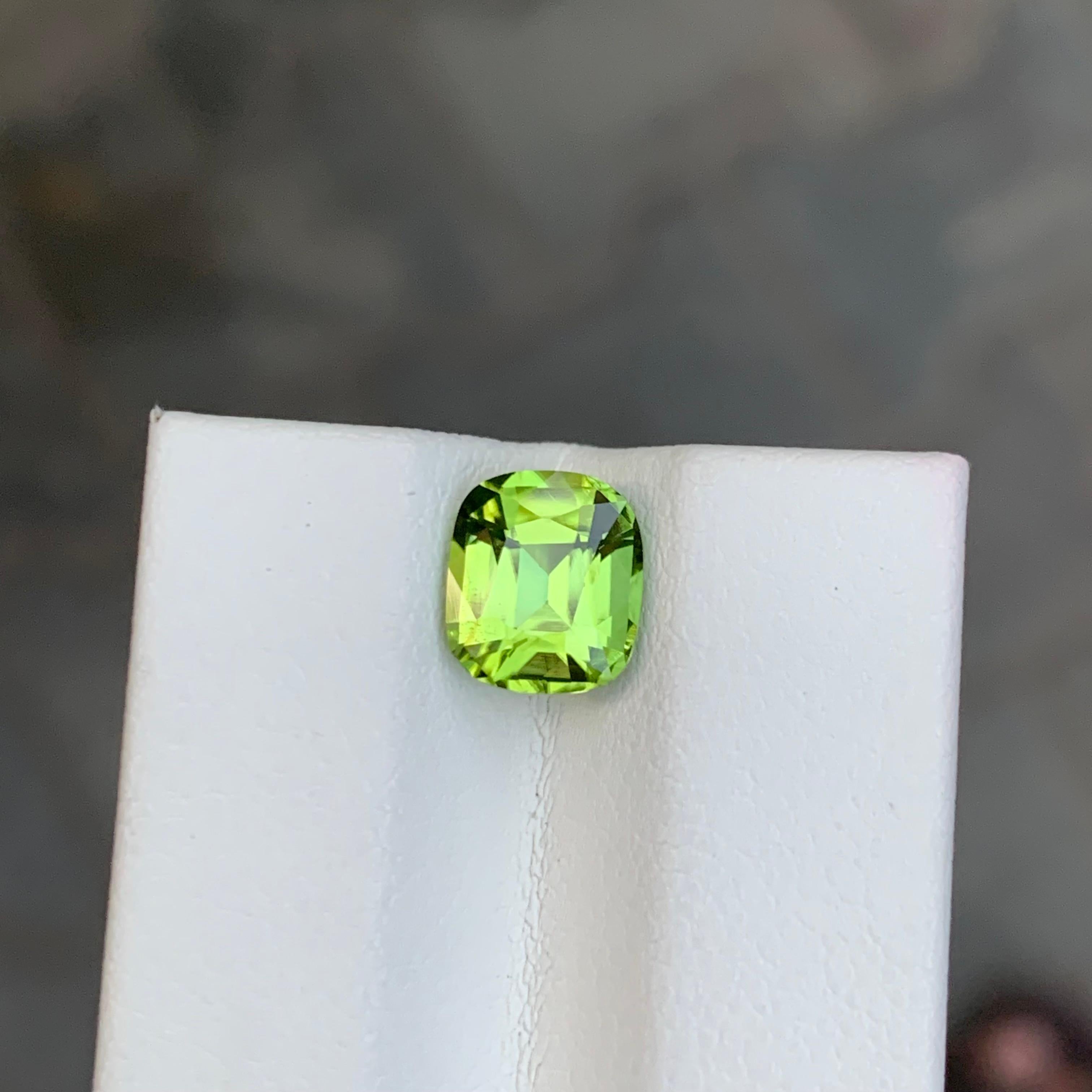 Peridoto suelto

Peso: 2,15 quilates
Dimensión: 8 x 7 x 5 Mm
Origen: Pakistán
Forma: Cojín 
Color: Verde
Tratamiento: No

El peridoto de Pakistán es una impresionante variedad de la gema verde peridoto, conocida por su notable claridad y su color
