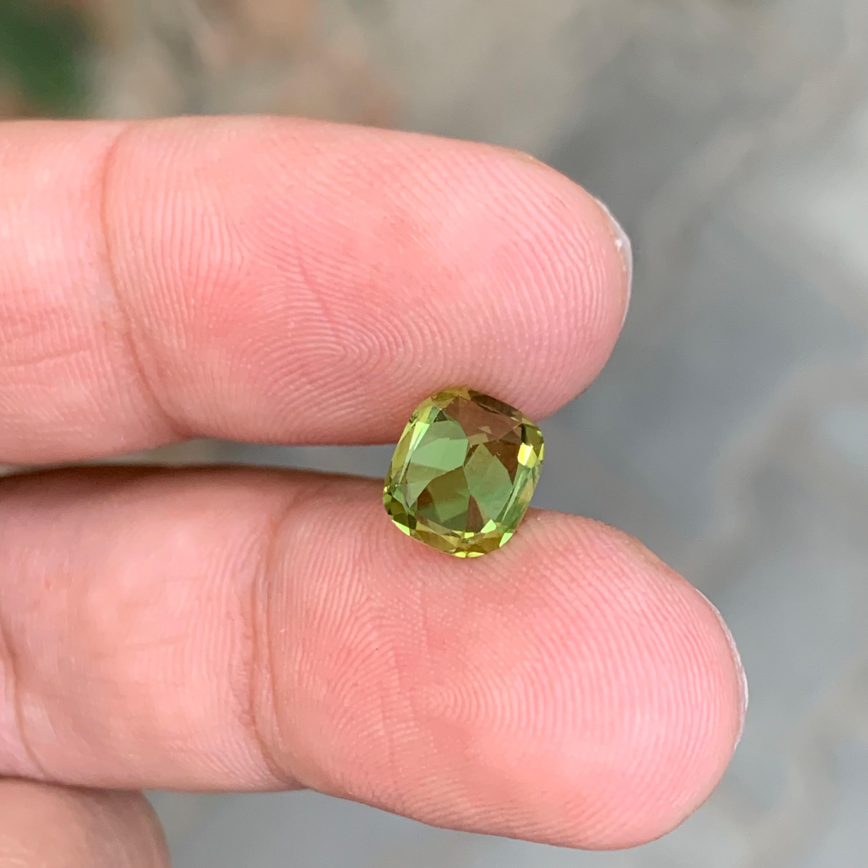 Gema suelta de peridoto natural de 2.15 quilates en forma de cojín en Nuevo estado para la venta en Peshawar, PK