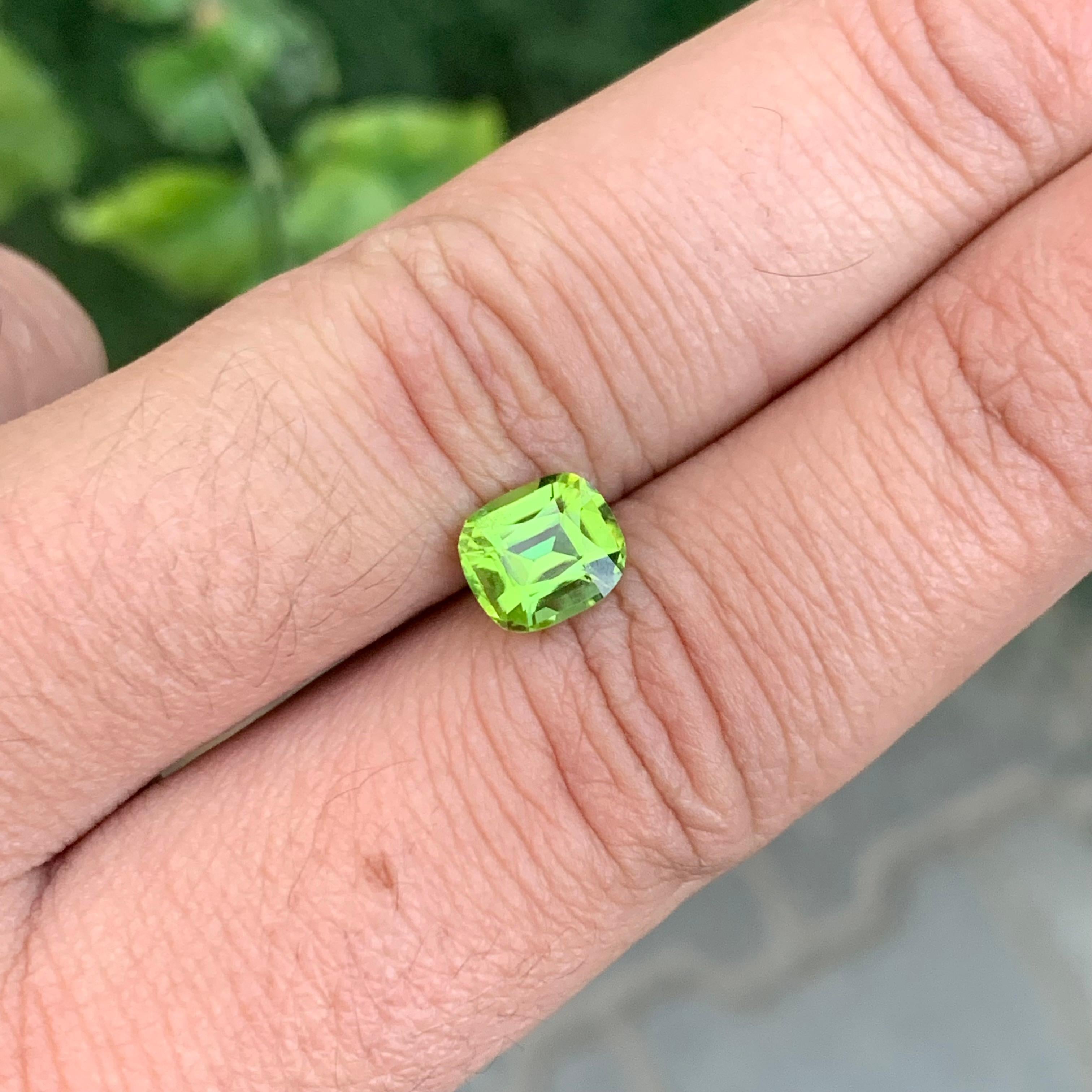 Femenino o masculino Gema suelta de peridoto natural de 2.15 quilates en forma de cojín en venta