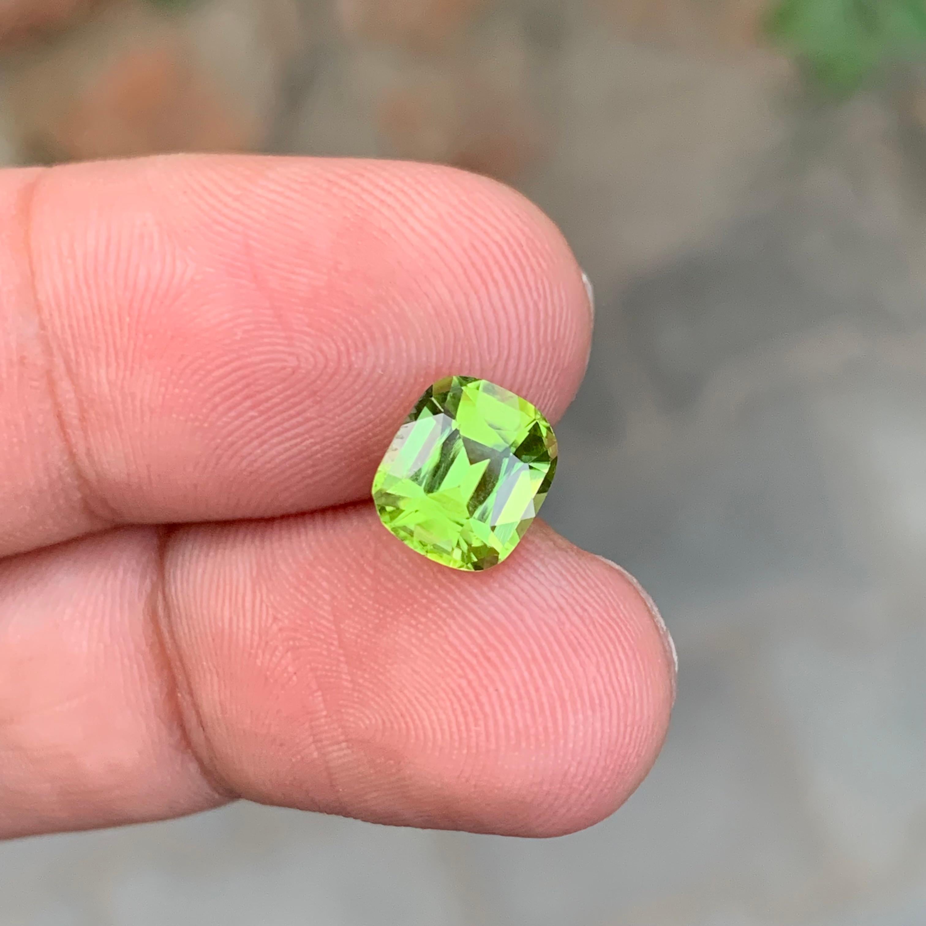 Gema suelta de peridoto natural de 2.15 quilates en forma de cojín en venta 1