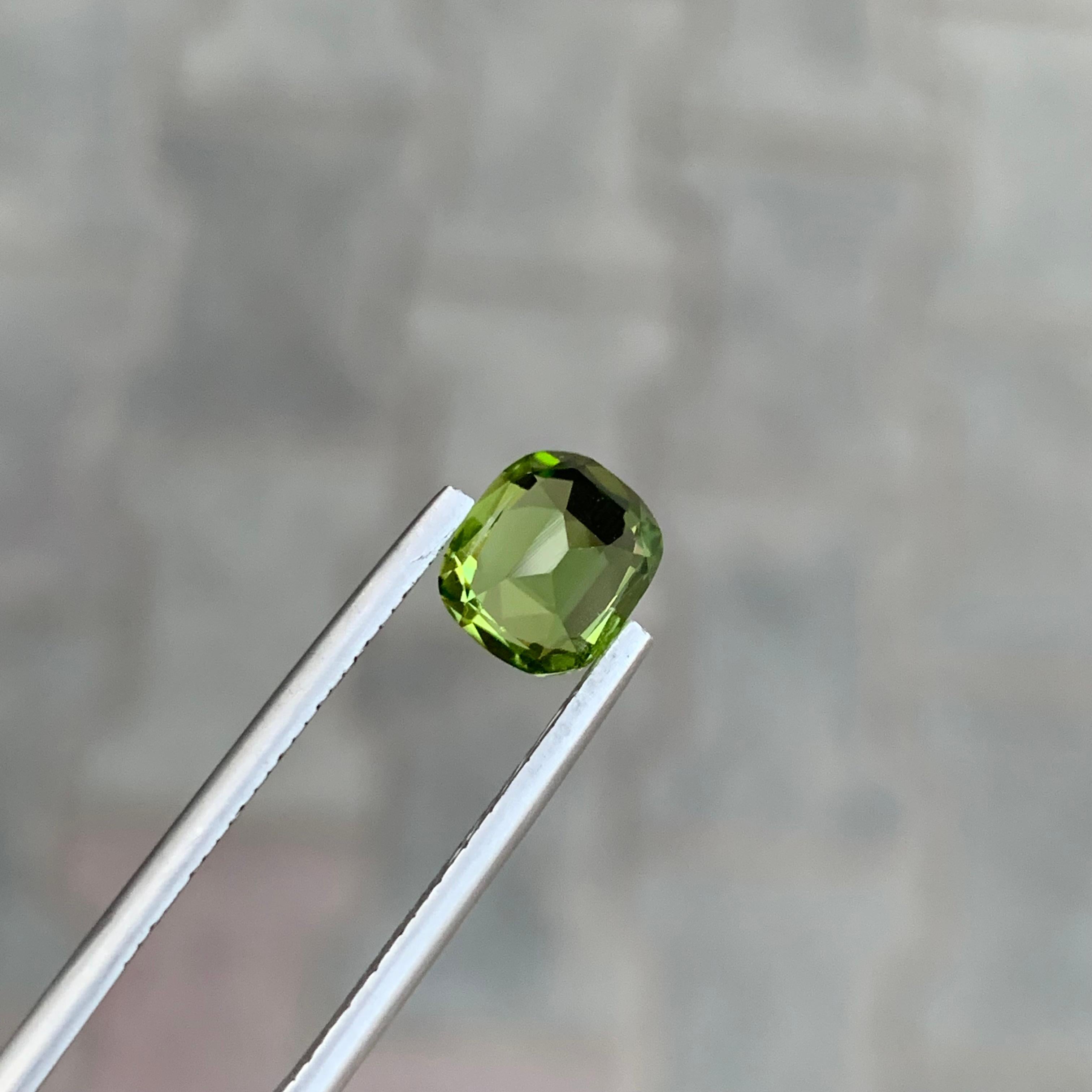 Gema suelta de peridoto natural de 2.15 quilates en forma de cojín en venta 2