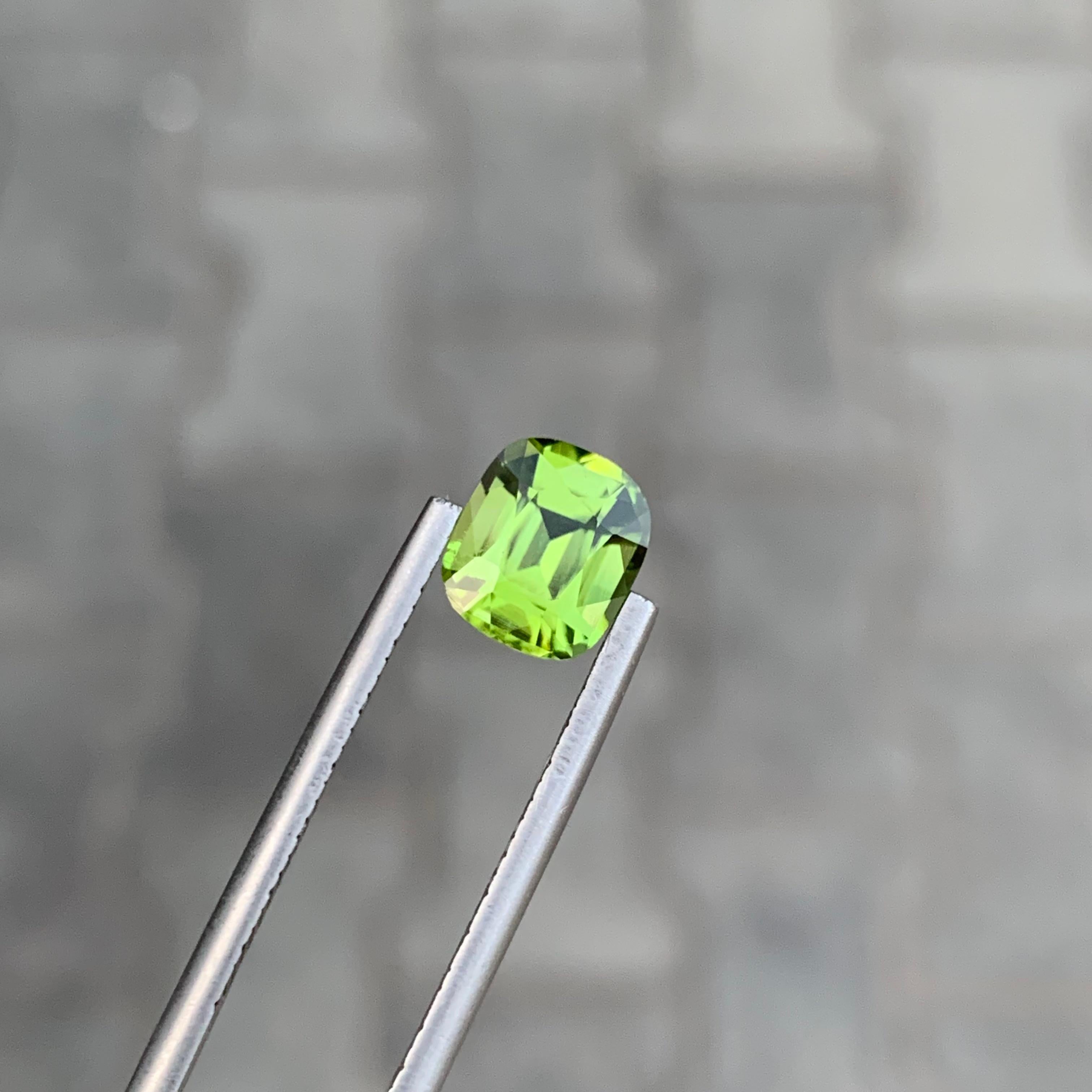 Gema suelta de peridoto natural de 2.15 quilates en forma de cojín en venta 3