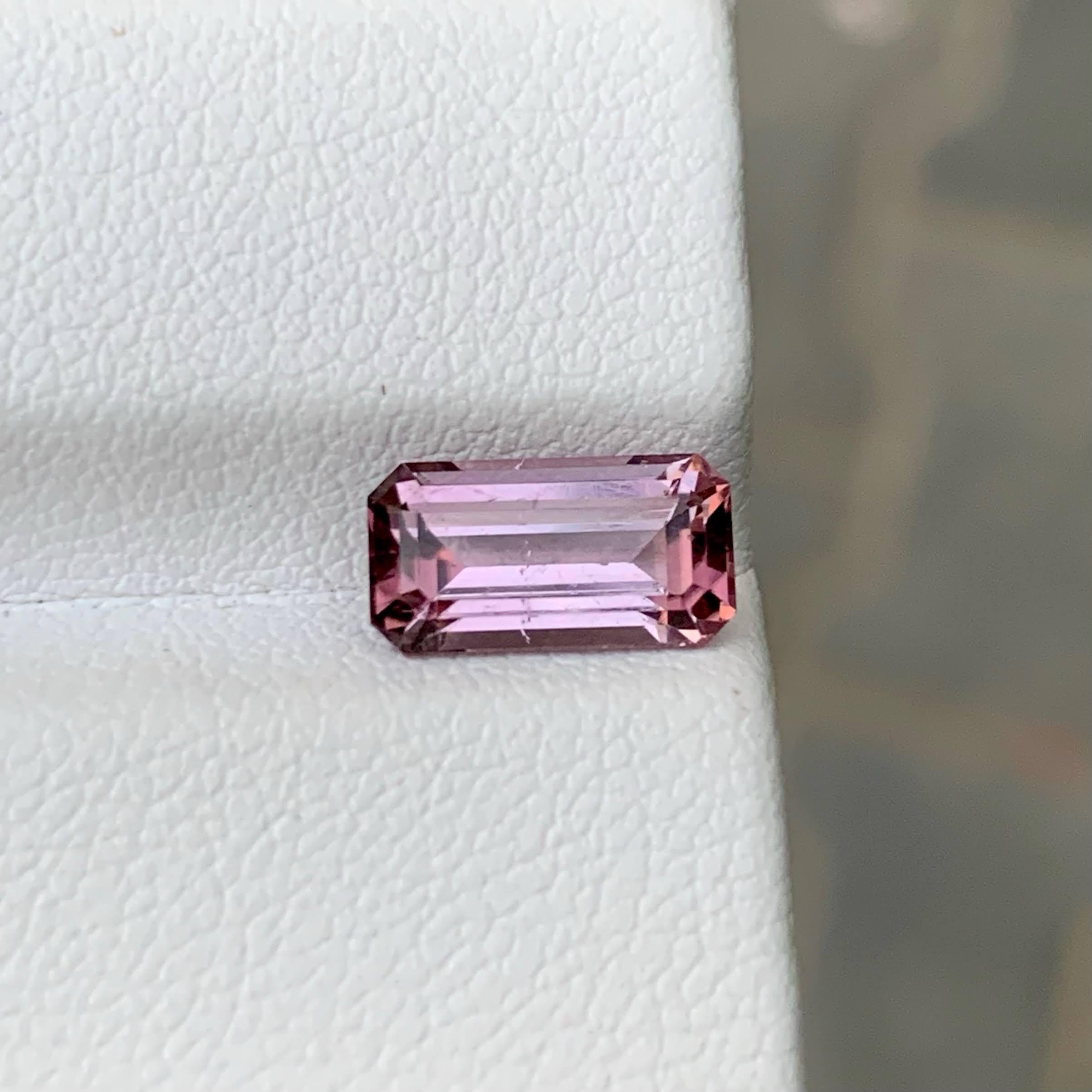 Poids 2,15 carats 
Dimensions 10.2x5.4x4.5mm
Traitement Aucun 
Origine afghane 
Clarity SI 
Forme Coupe Émeraude 





Cette tourmaline rose en vrac naturelle de 2,15 carats présente une taille émeraude gracieuse, révélant une clarté et une