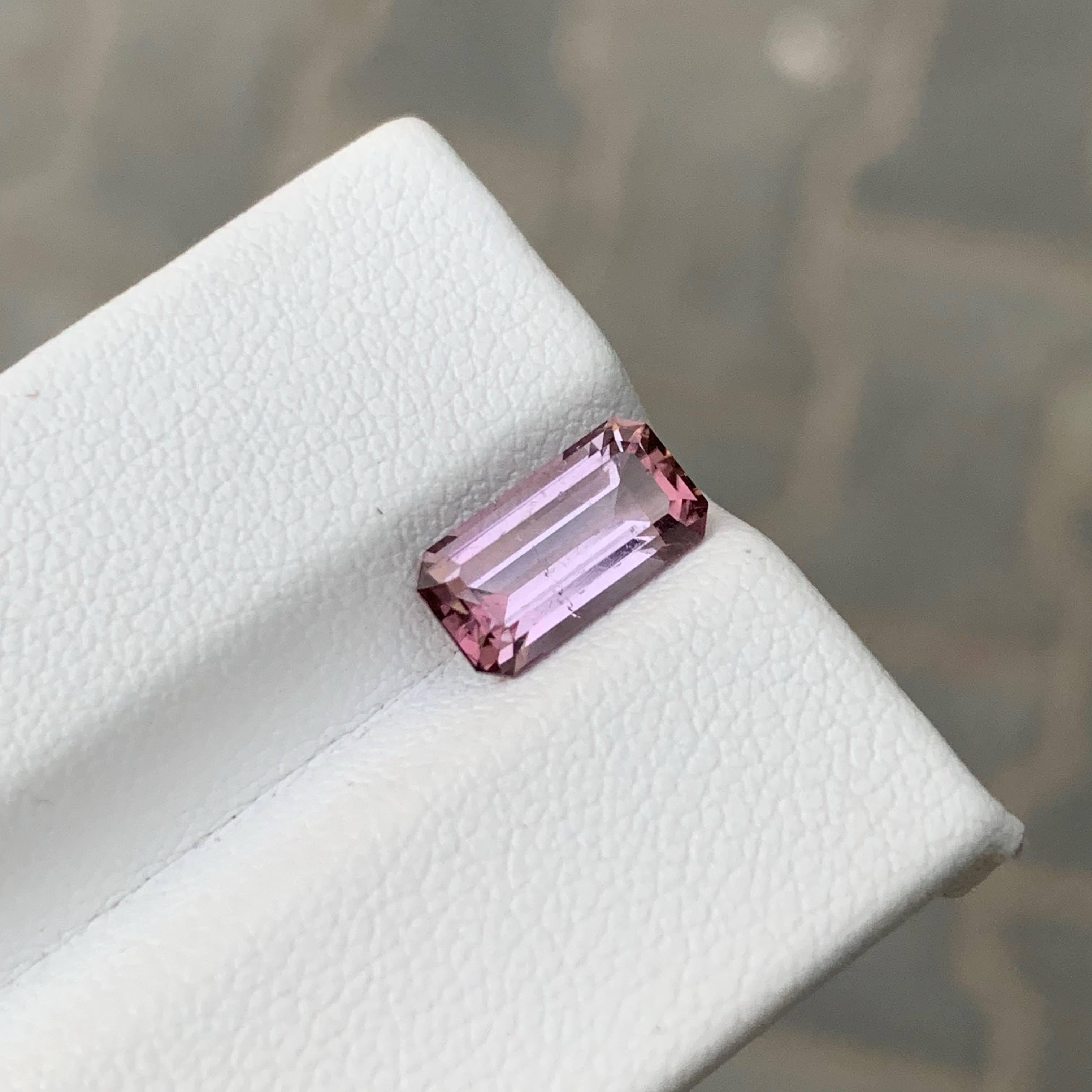 Moderne 2.15 Carat Natural Loose Pinkish Tourmaline Stone Emerald Cut Afghan Gemstone (pierre précieuse afghane) en vente