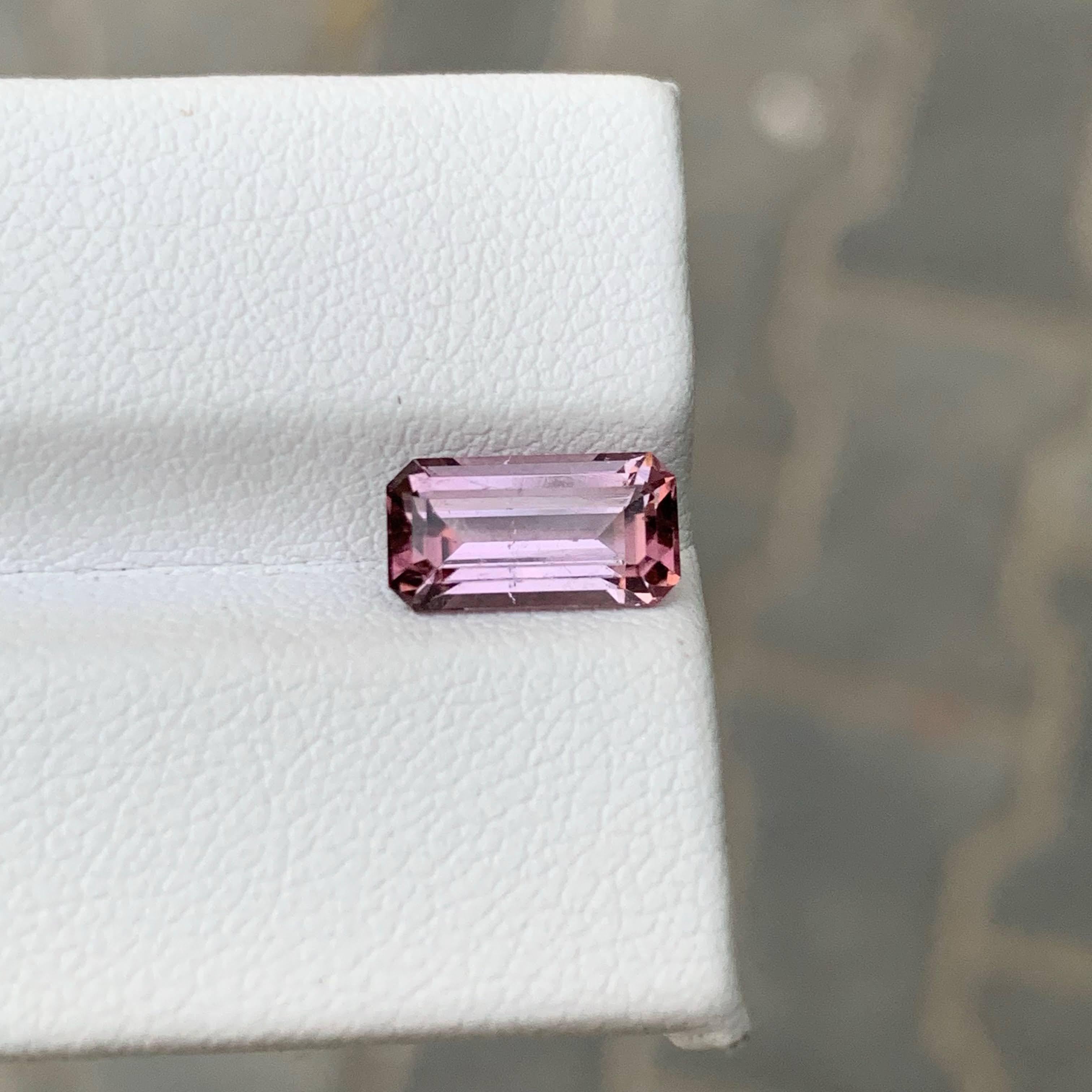 2.15 Carat Natural Loose Pinkish Tourmaline Stone Emerald Cut Afghan Gemstone (pierre précieuse afghane) Unisexe en vente