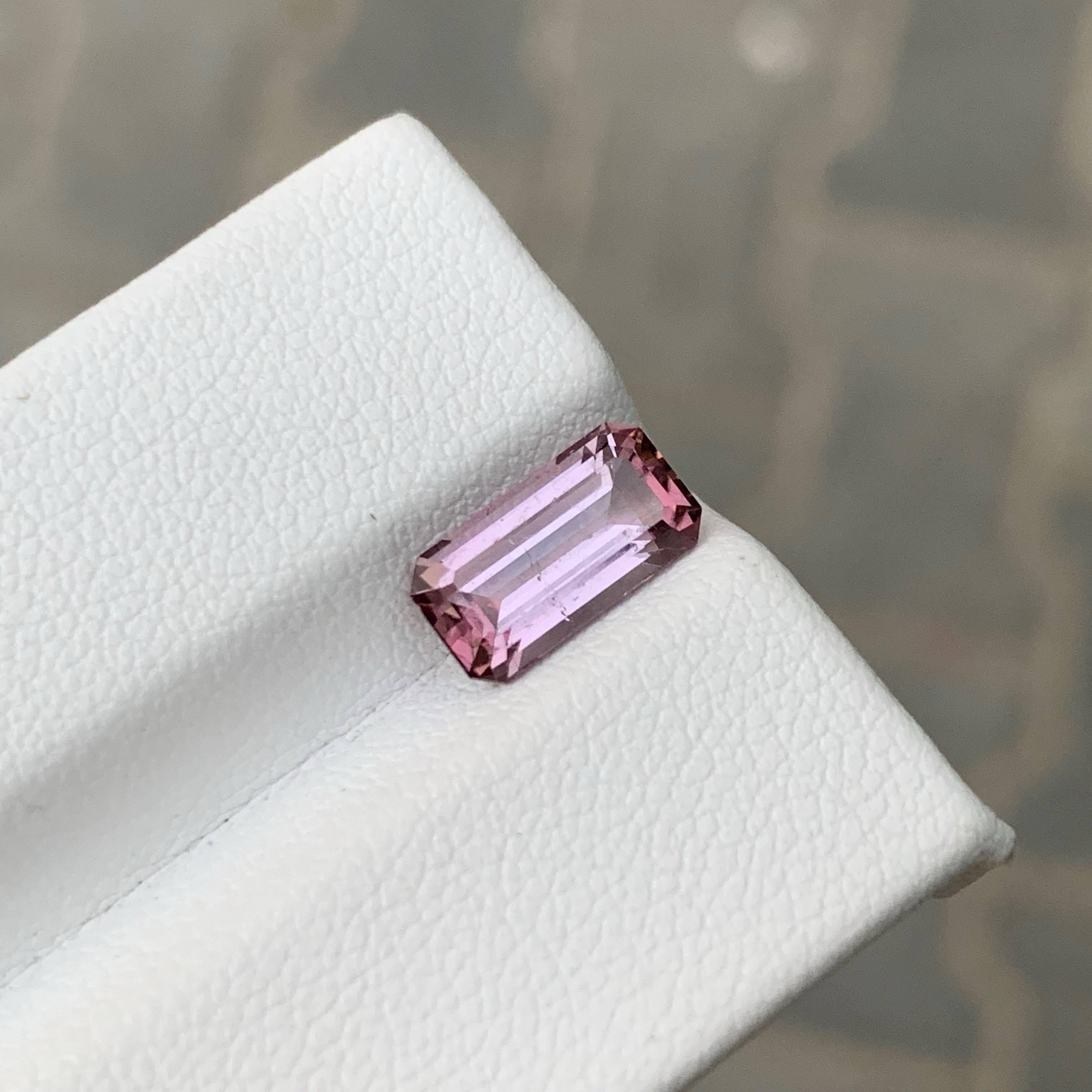 2.15 Carat Natural Loose Pinkish Tourmaline Stone Emerald Cut Afghan Gemstone (pierre précieuse afghane) en vente 3