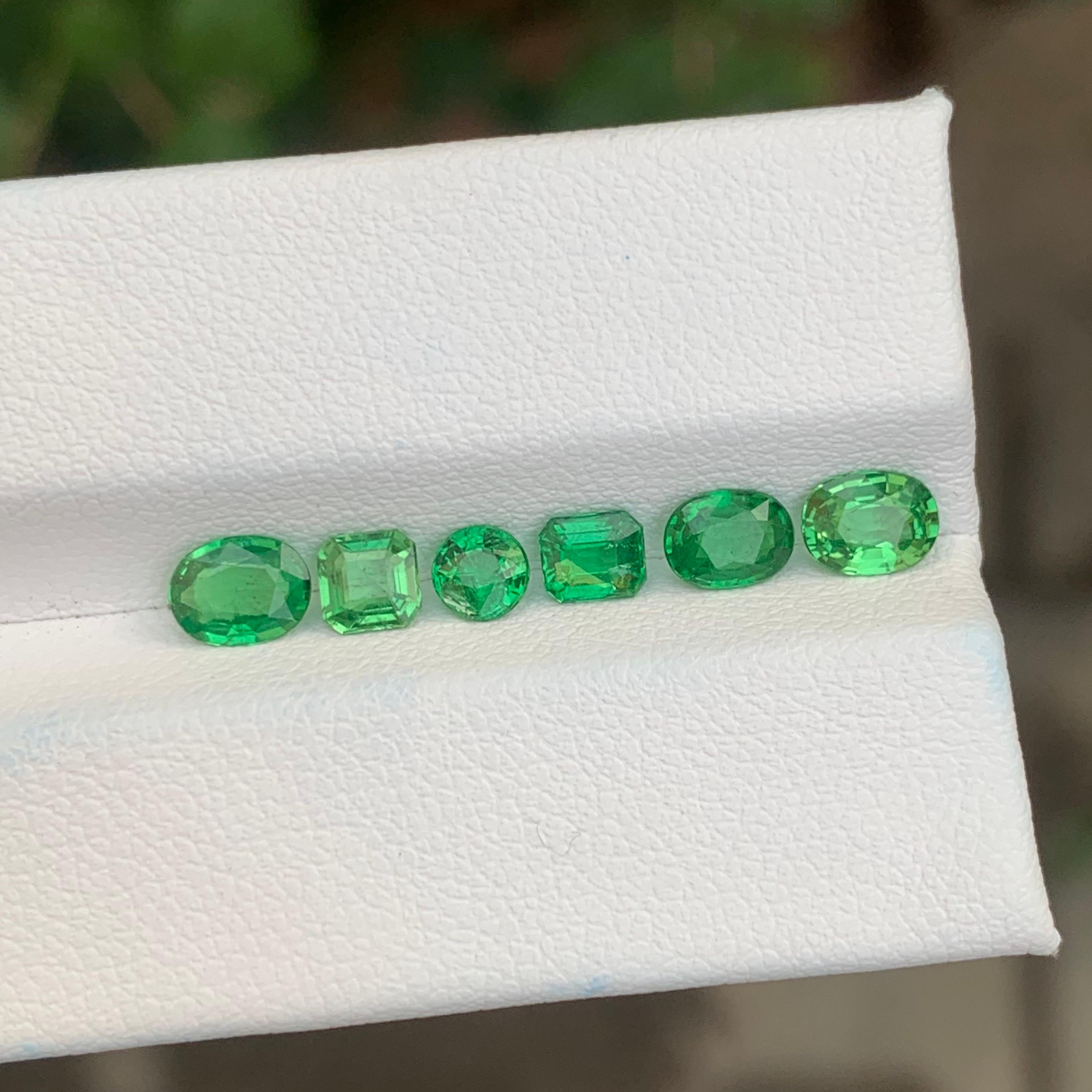 2.15 Carat Natural Loose Tsavorite Garnet Lot For Jewellery Making In New Condition For Sale In Peshawar, PK