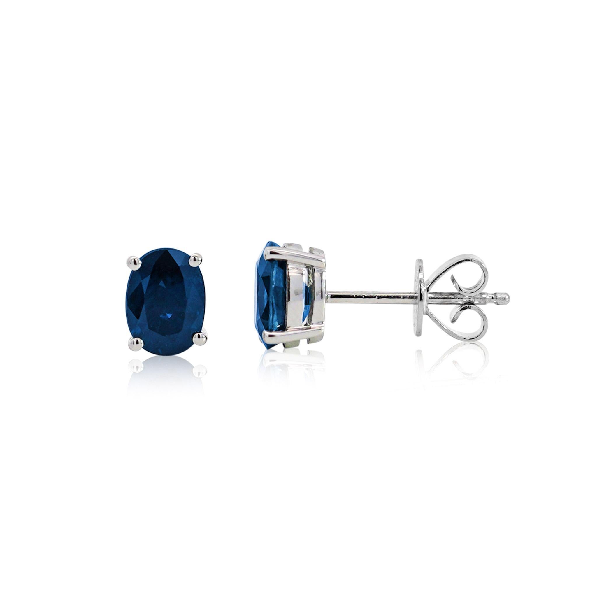 Ces magnifiques boucles d'oreilles en saphir de coupe ovale sont élégantes, douces et vous donnent une allure fabuleuse. Leur design à la fois simple et élégant les rend polyvalents et idéaux pour toutes les occasions. 

Ces boucles d'oreilles sont
