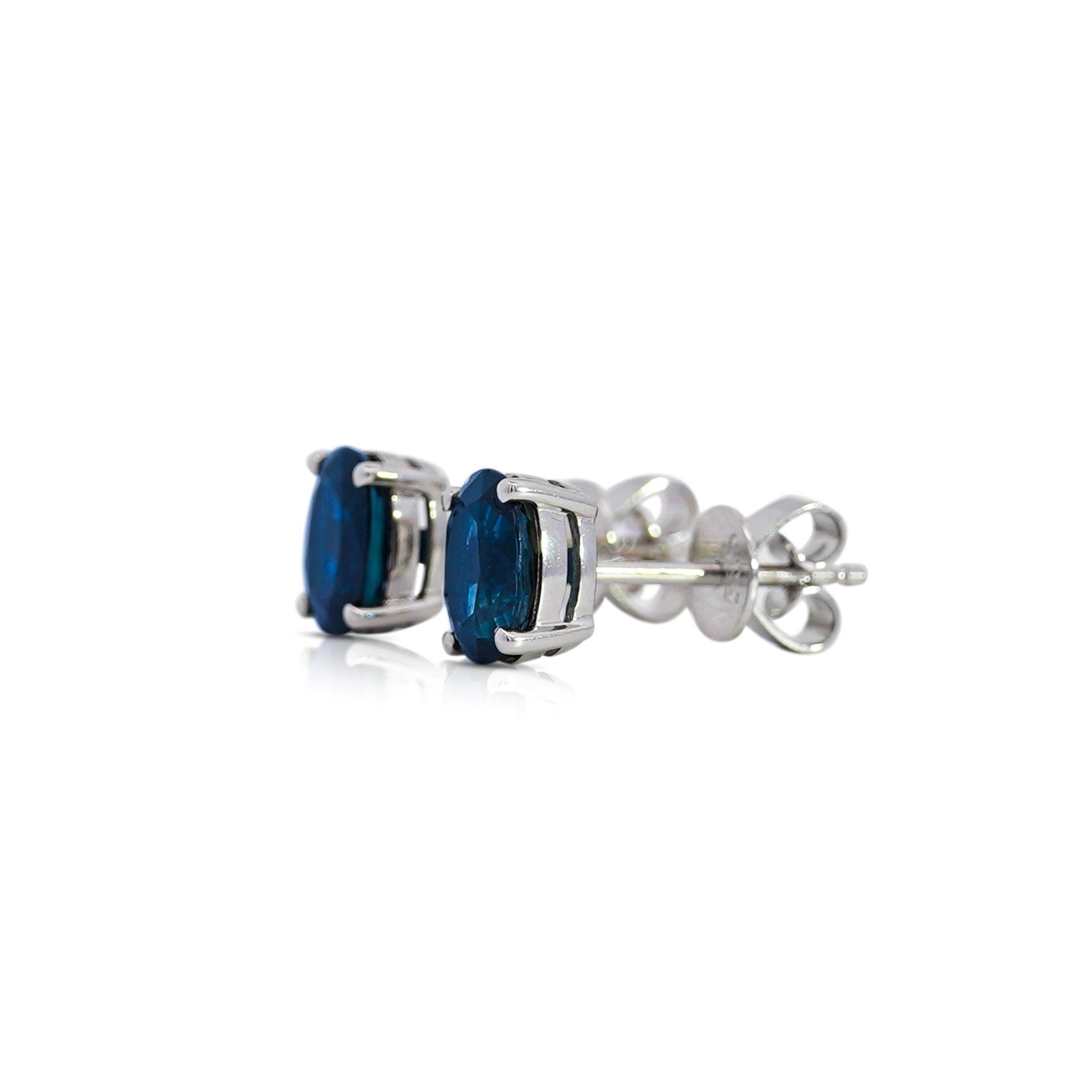 Taille ovale Clous d'oreilles hypoallergéniques en or 14 carats avec saphir naturel de taille ovale de 2,15 carats en vente