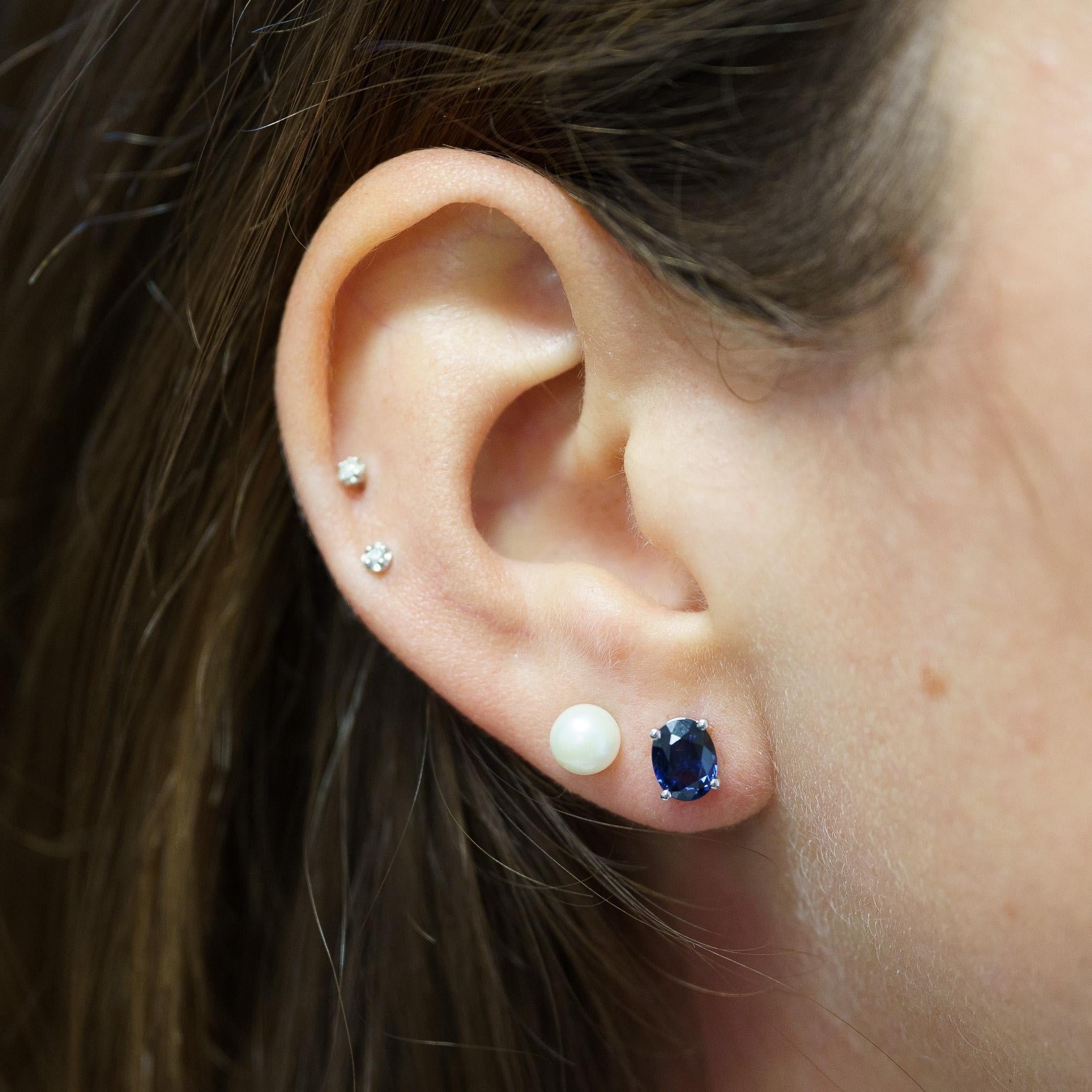 Clous d'oreilles hypoallergéniques en or 14 carats avec saphir naturel de taille ovale de 2,15 carats en vente 1