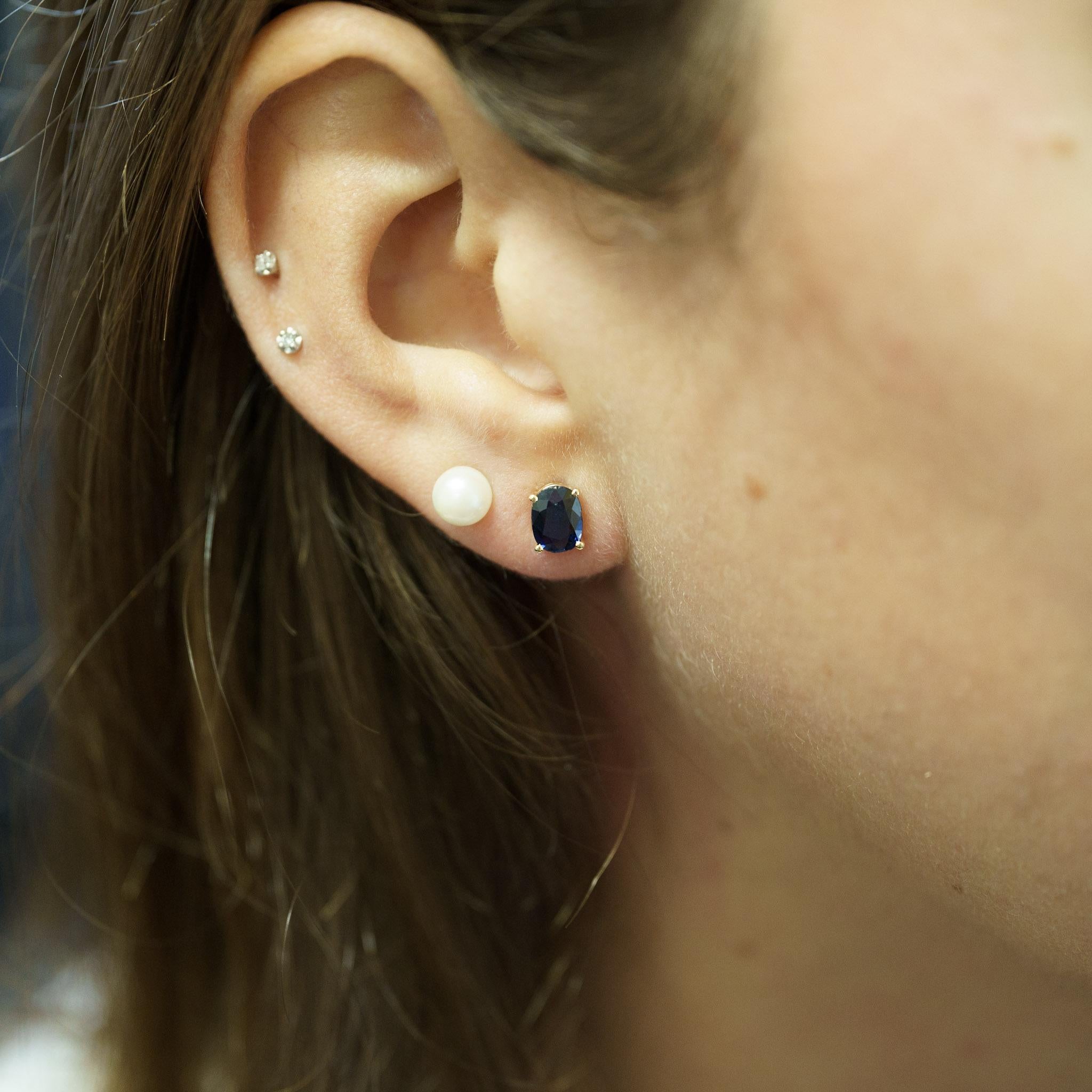 Clous d'oreilles hypoallergéniques en or 14 carats avec saphir naturel de taille ovale de 2,15 carats en vente 2