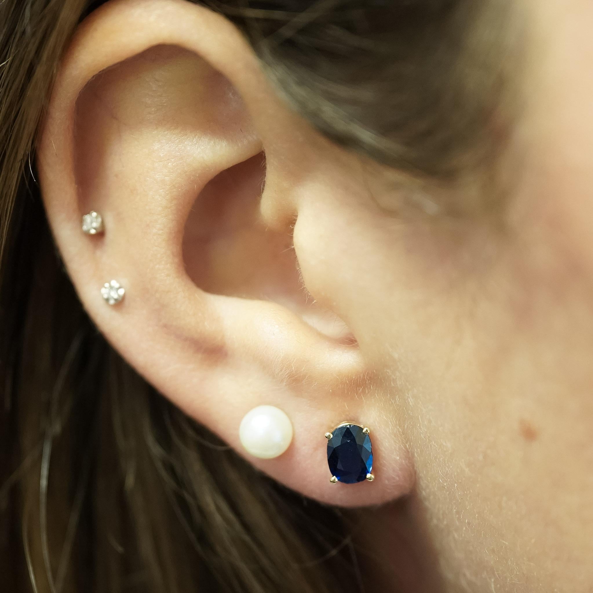 Clous d'oreilles hypoallergéniques en or 14 carats avec saphir naturel de taille ovale de 2,15 carats en vente 3