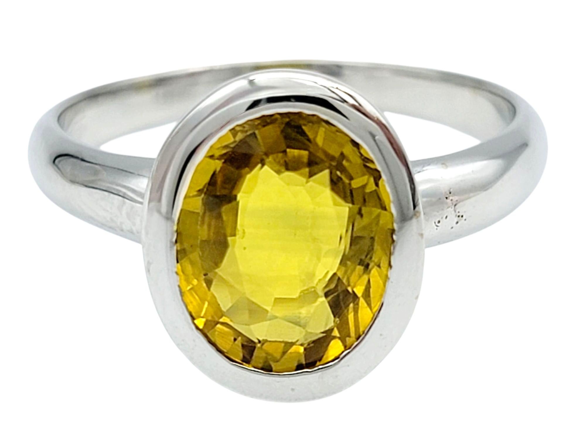 Contemporain Bague solitaire en or blanc 18 carats avec saphir jaune ovale de 2,15 carats en vente