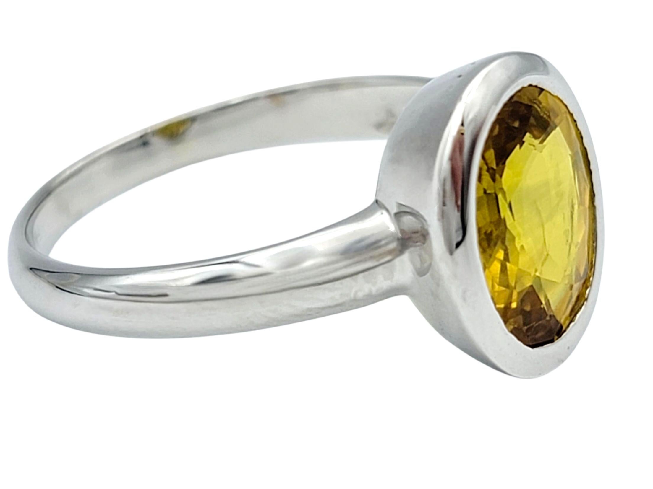 Taille ovale Bague solitaire en or blanc 18 carats avec saphir jaune ovale de 2,15 carats en vente