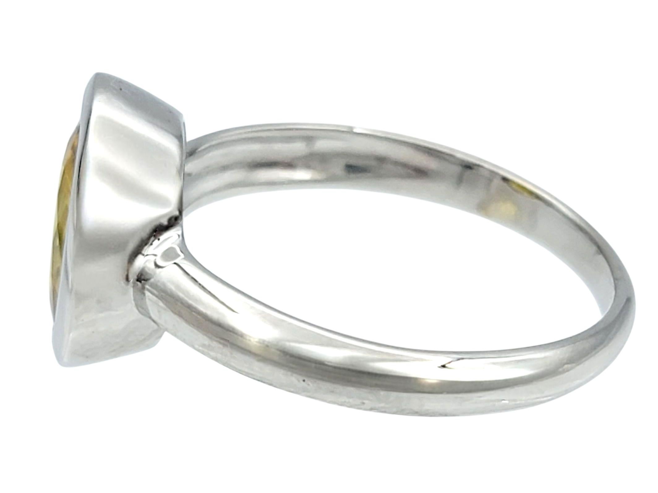 Bague solitaire en or blanc 18 carats avec saphir jaune ovale de 2,15 carats Bon état - En vente à Scottsdale, AZ