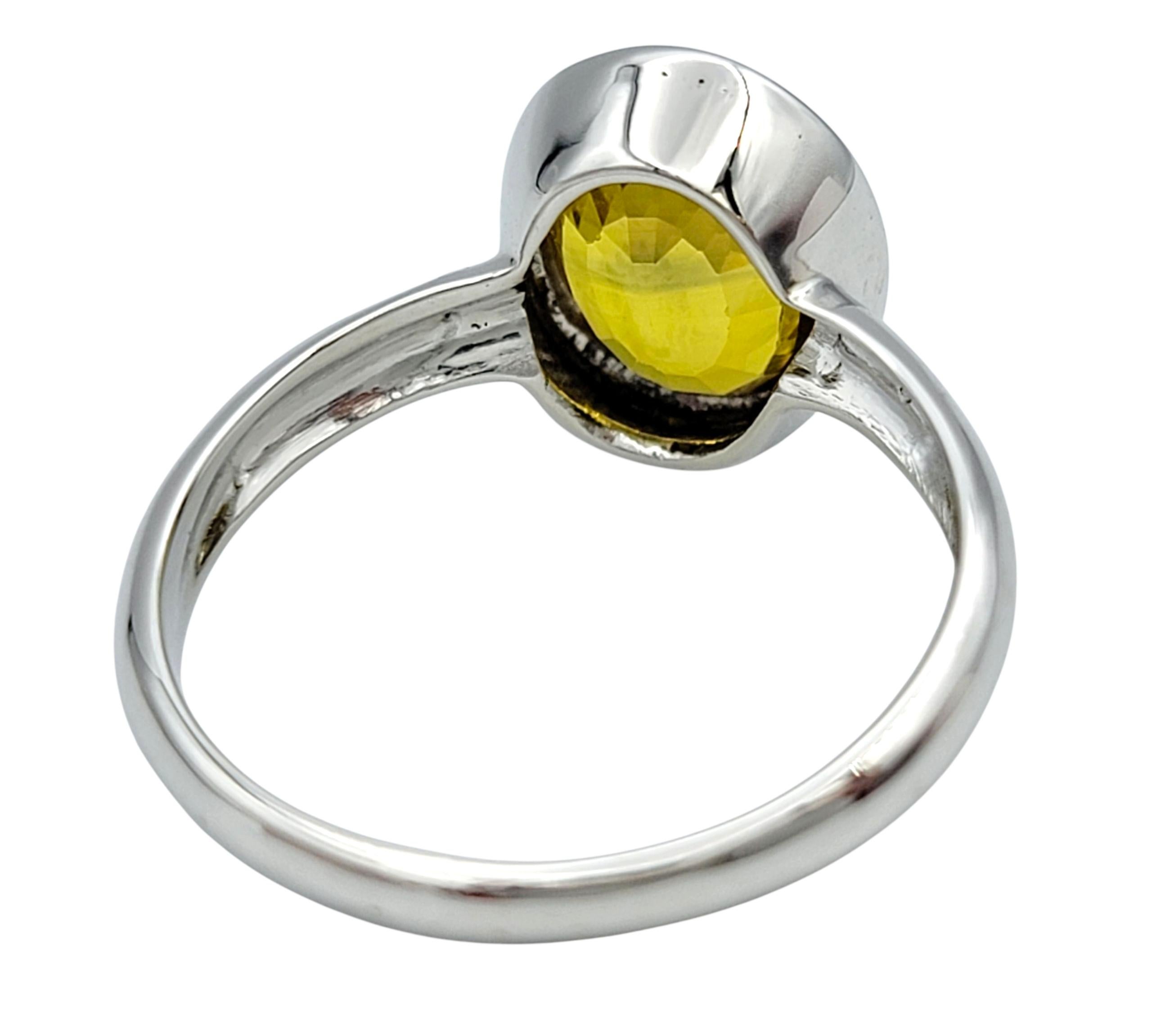 Bague solitaire en or blanc 18 carats avec saphir jaune ovale de 2,15 carats Pour femmes en vente