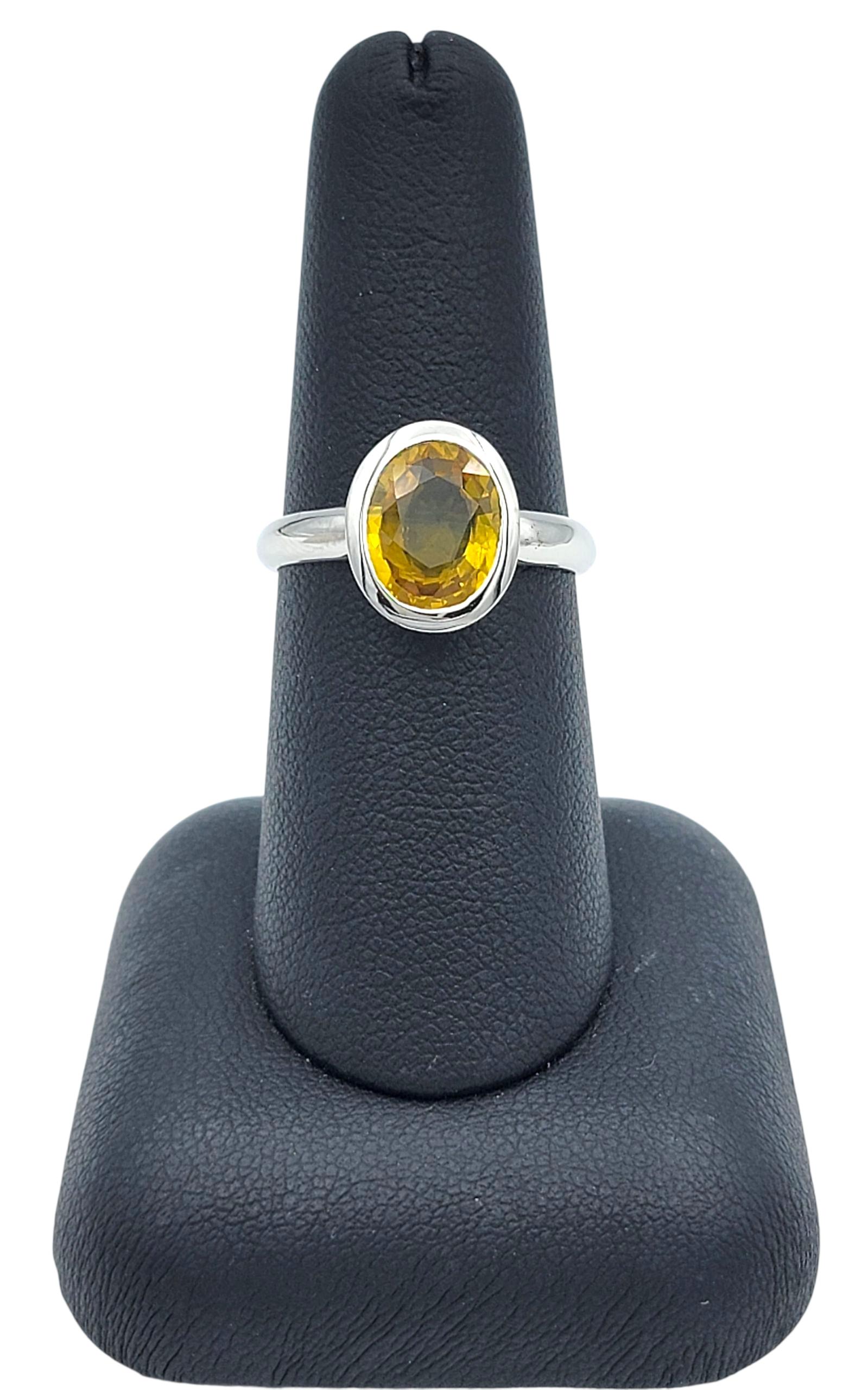 Bague solitaire en or blanc 18 carats avec saphir jaune ovale de 2,15 carats en vente 2