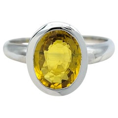 Bague solitaire en or blanc 18 carats avec saphir jaune ovale de 2,15 carats