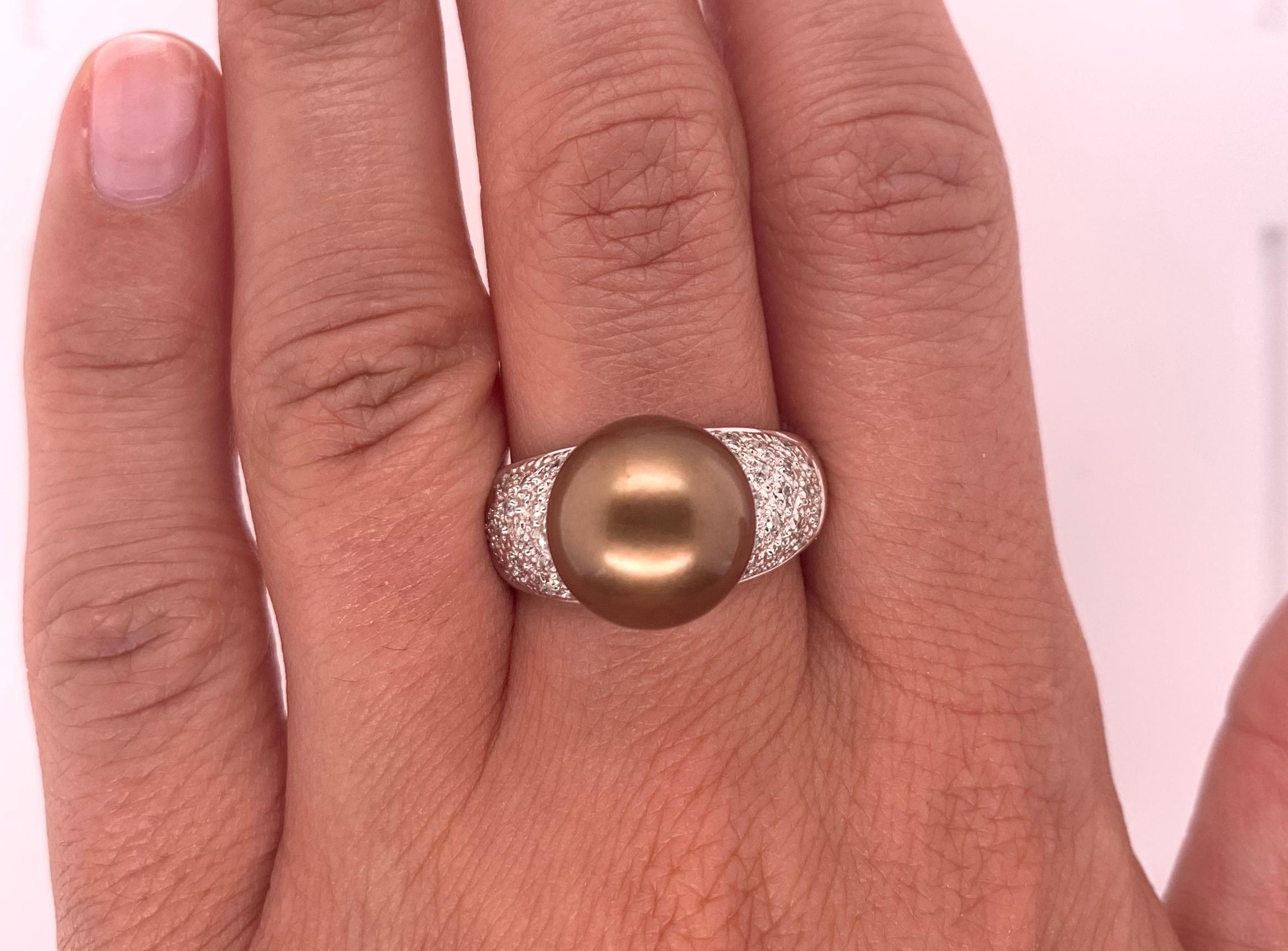Material: 14K White Gold
Gemstone Details: 1 Round Pearl at 2.15 Carats Total
Diamond Details: 42 Brilliant Round White Diamonds at 0.26 Carats. SI Clarity / H-I Color. 

Ring Size: 7. Alberto offers complimentary sizing on all rings.

Fine one-of-a