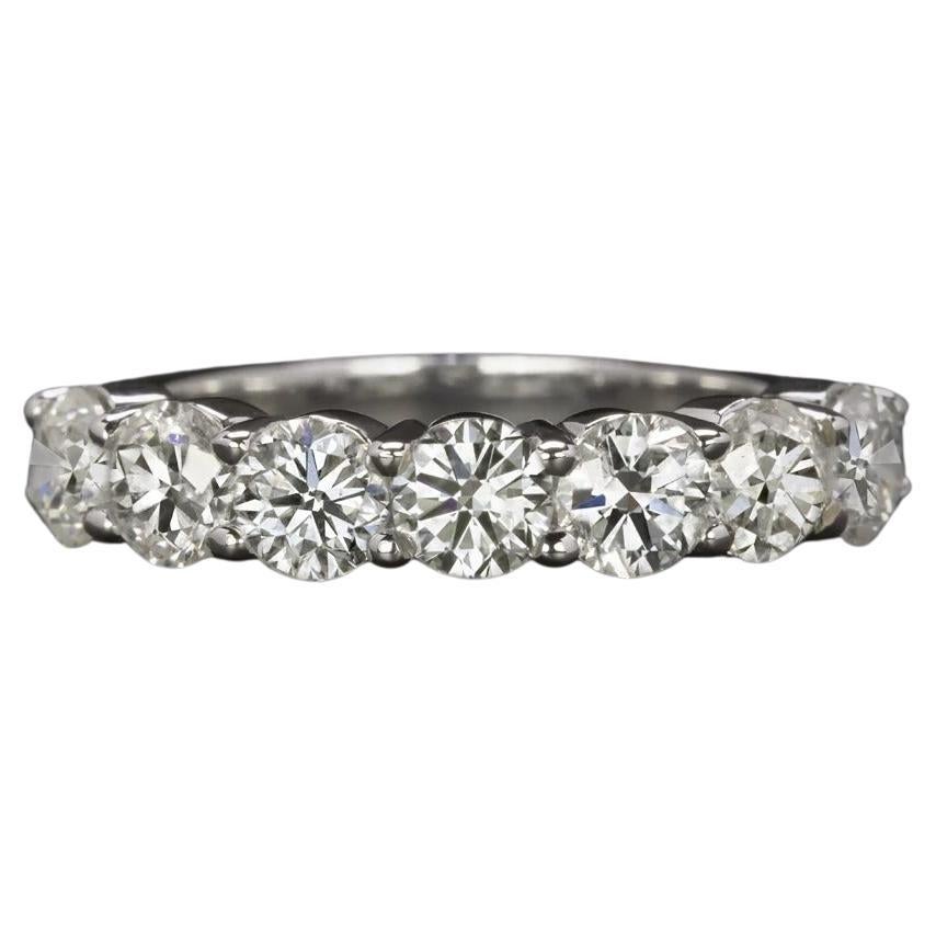 2.15ct de diamants étincelants sertis dans un anneau moderne d'une élégante simplicité. Sept diamants d'un blanc éclatant et d'une grande pureté couvrent la face de la bague d'un éclat éblouissant. Excellemment taillés, les diamants présentent un