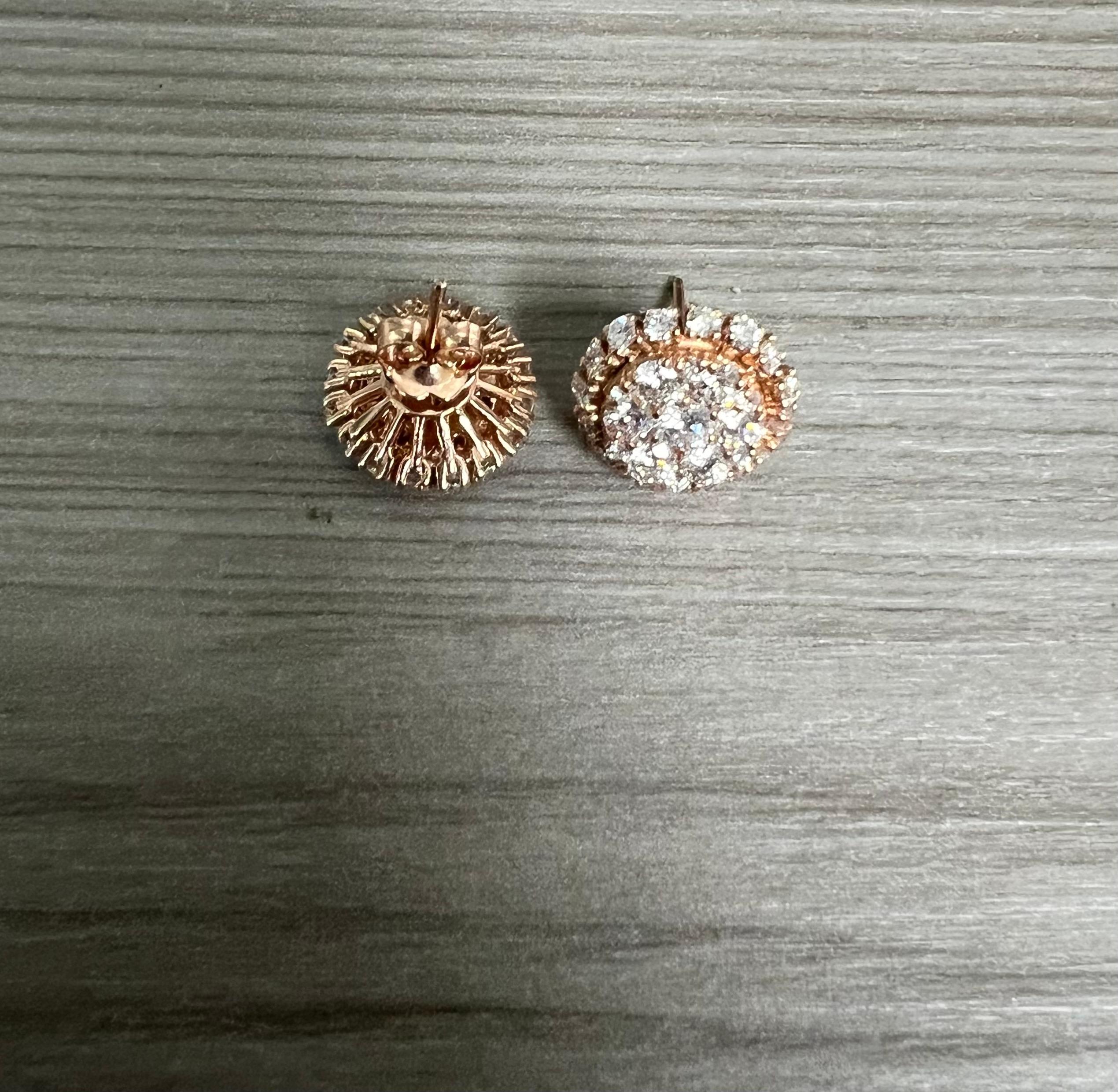 2.15 Carat Round Cut Diamond 14 Karat Rose Gold Cluster Earrings Pour femmes en vente