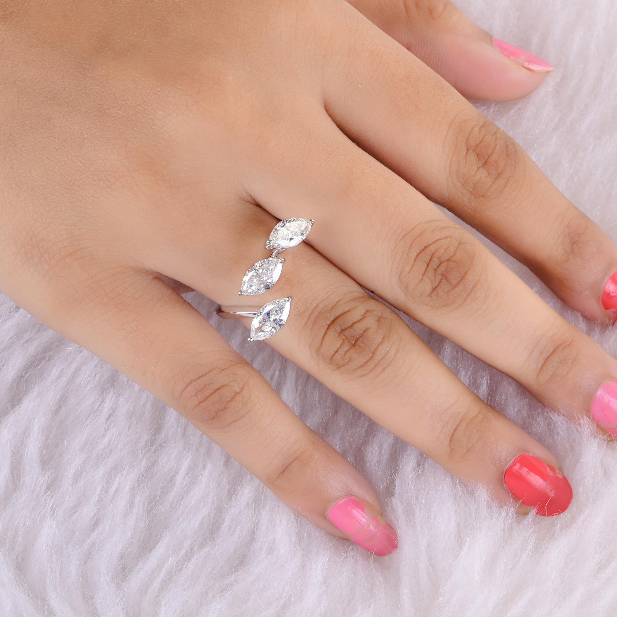 2,15 Karat SI/H Manschettenarmbandring aus 18 Karat Weißgold mit drei Diamanten im Marquise- Brillantschliff (Marquiseschliff) im Angebot