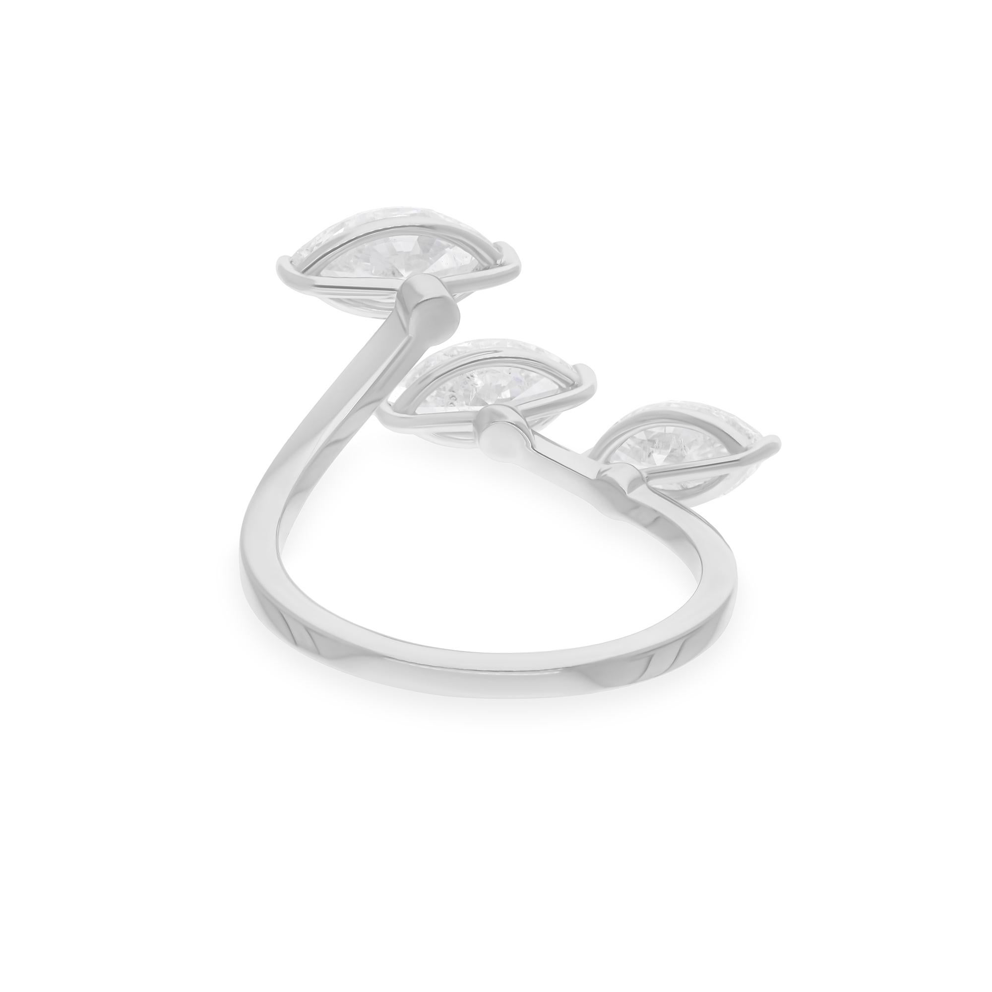 2,15 Karat SI/H Manschettenarmbandring aus 18 Karat Weißgold mit drei Diamanten im Marquise- Brillantschliff im Zustand „Neu“ im Angebot in Diera, Dubai