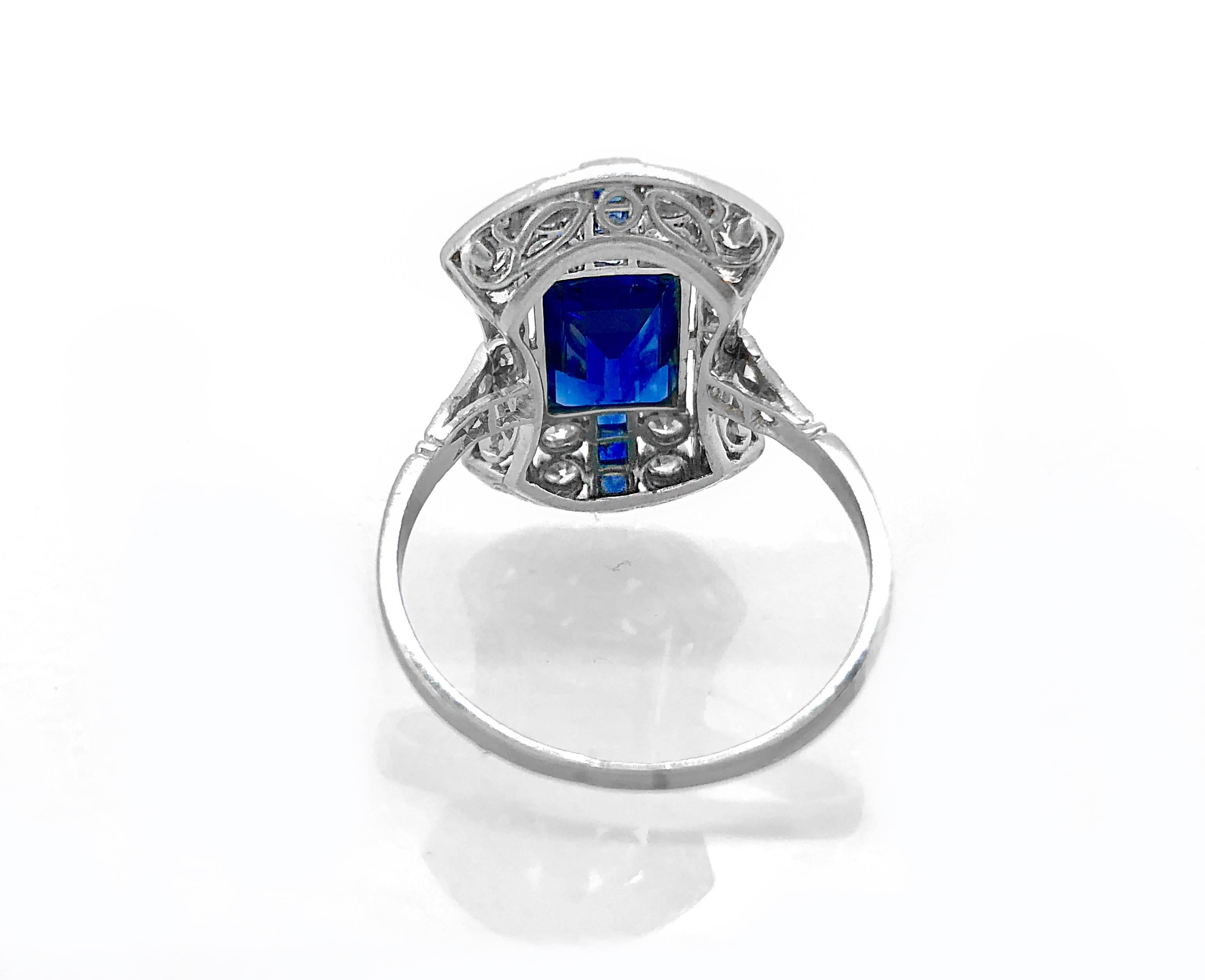 Art Deco 2.15 Carat Total Weight Sapphire Diamond Antique Fashion Ring Platinum