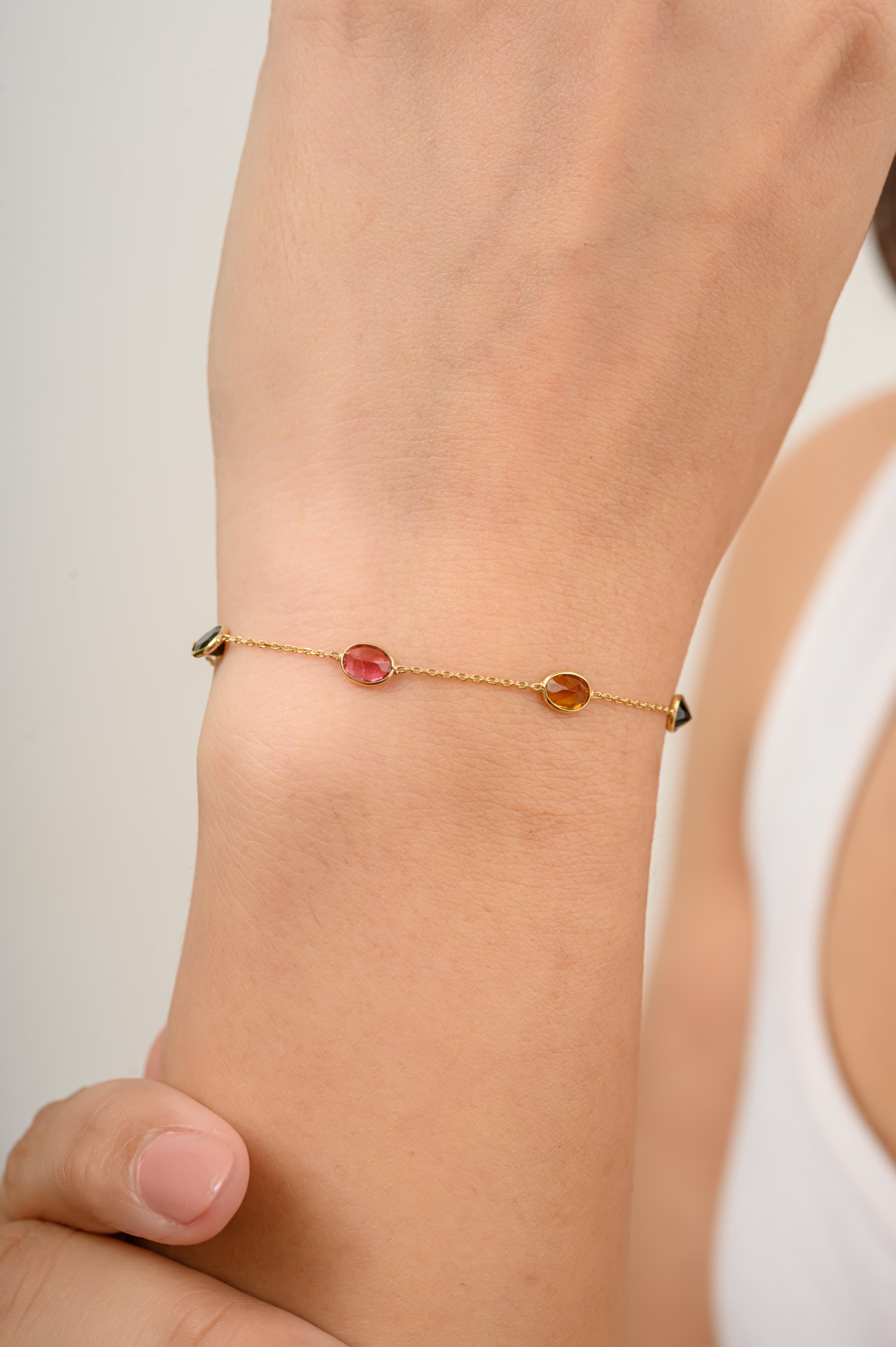 Ce bracelet à chaîne empilable en or 18 carats de 2,15 carats de tourmaline met en valeur 2,15 carats de multi-tourmalines naturelles étincelantes à l'infini. Il mesure 7.5 pouces de long. 
La tourmaline crée un bouclier et empêche les énergies