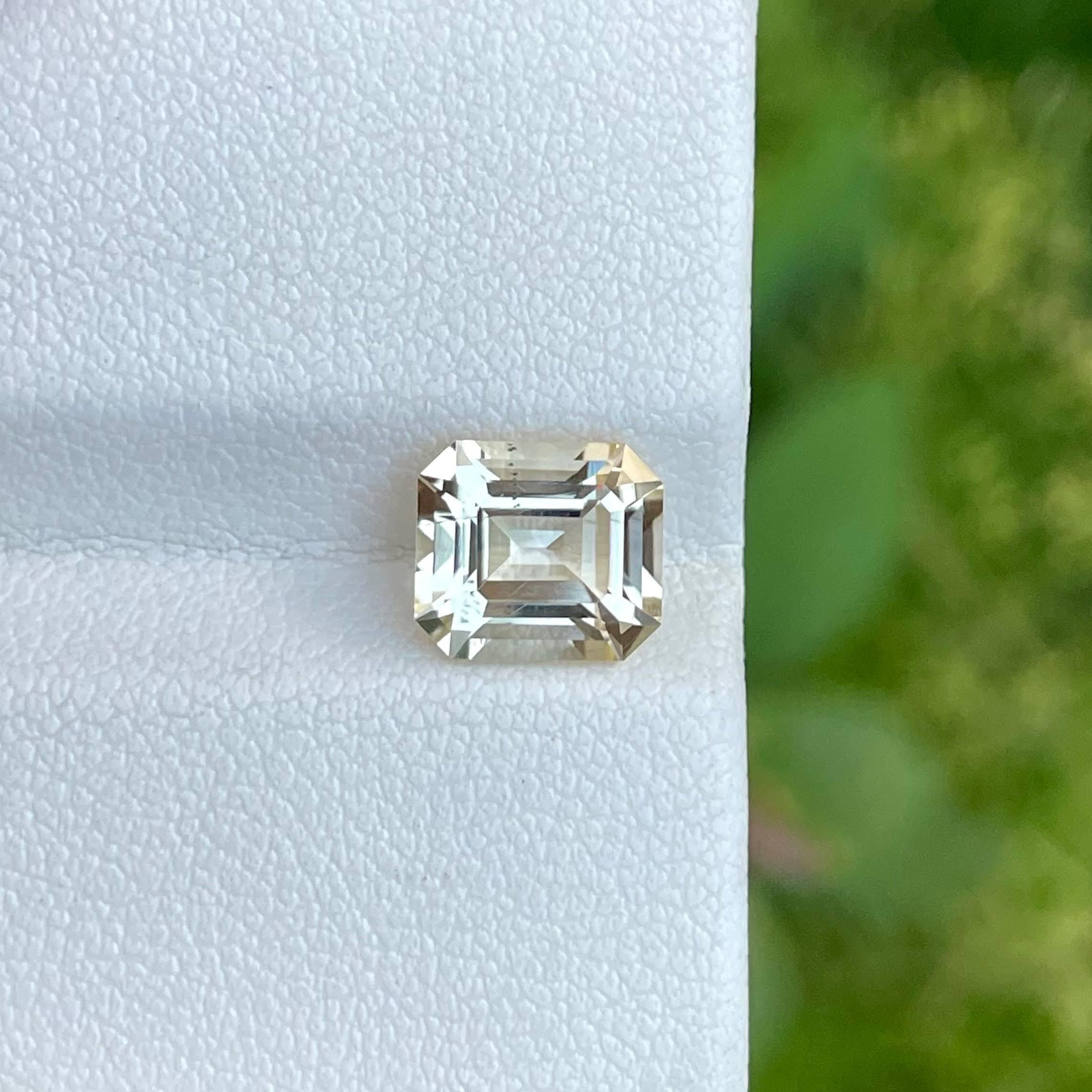 Peso 2,15 carati 
Dimensioni 8,30x7,34x5,50 mm
Trattamento nessuno 
Origine Pakistan 
Chiarezza VVS
Forma ottagonale 
Taglio smeraldo 



La gemma di Scapolite gialla chiara da 2.15 carati è uno squisito tesoro proveniente dalle rinomate miniere del