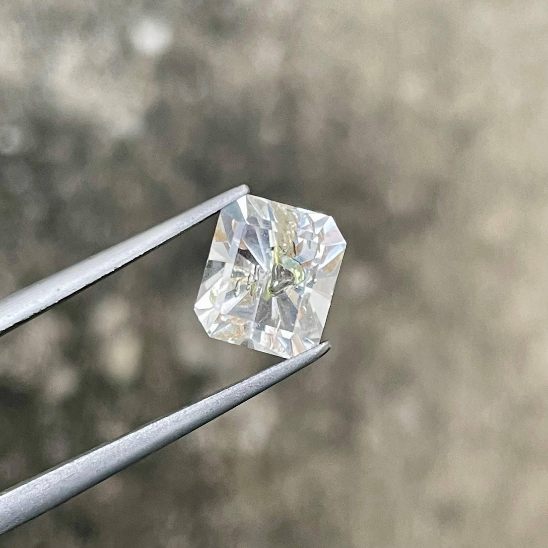Gewicht 2,15 Karat 
Abmessungen 8,25x7,24x5,92 mm
Behandlung keine 
Herkunft Pakistan 
Klarheit inklusive 
Form Achteck 
Schnitt Radiant



Dieser exquisite 2,15-Karat-Petroleumquarz ist ein Wunderwerk im Brillantschliff, das mit seiner brillanten