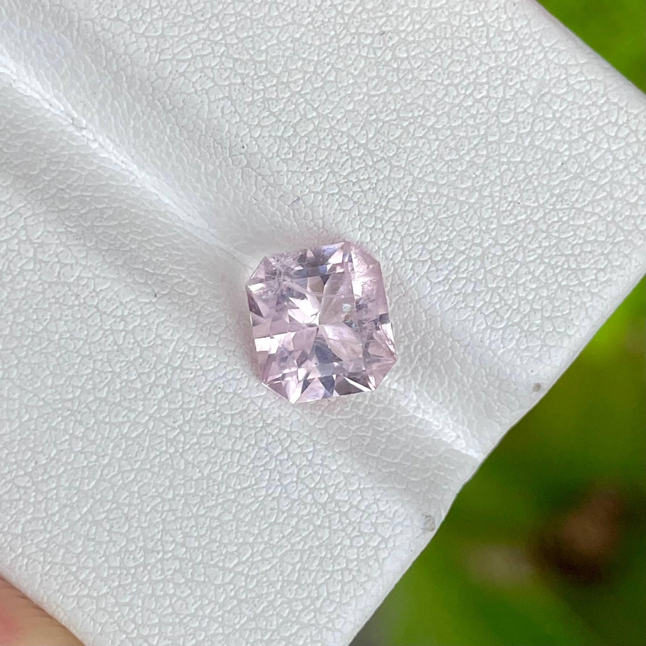Peso 2,15 quilates 
Dimensiones 7,9x7,2x5,6 mm
Tratamiento ninguno 
Origen Nigeria 
Claridad incluida 
Forma octógono
Tijeras de corte 



Esta exquisita gema Morganita rosa de 2,15 quilates es una auténtica maravilla de la naturaleza, procedente de