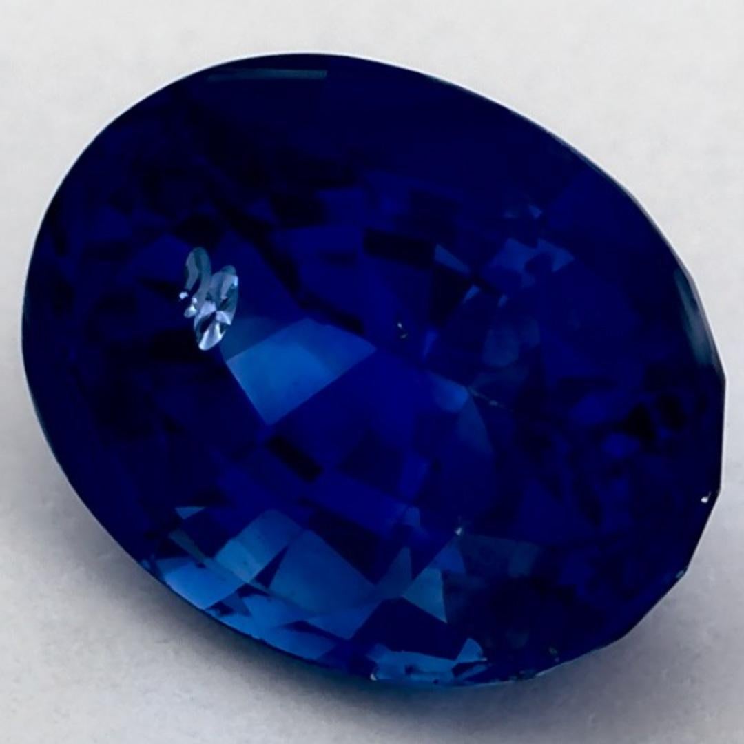 Questo zaffiro blu naturale offre eleganza e raffinatezza. Con la sua ricca saturazione del colore e il taglio preciso, è il centro perfetto per un anello di fidanzamento o un design di gioielli di lusso.

Questo zaffiro proviene dallo Sri Lanka