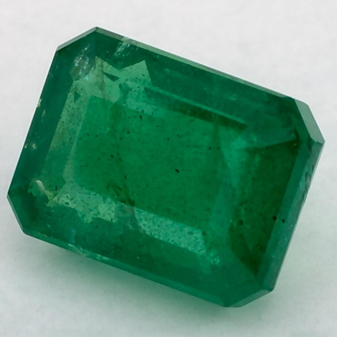 D'un vert éclatant, la pierre de naissance du mois de mai symbolise le renouveau de la croissance printanière. 

Explorez la vibrante collection d'émeraudes, de rubis et de saphirs de notre magasin, disponibles sous forme de pierres précieuses en