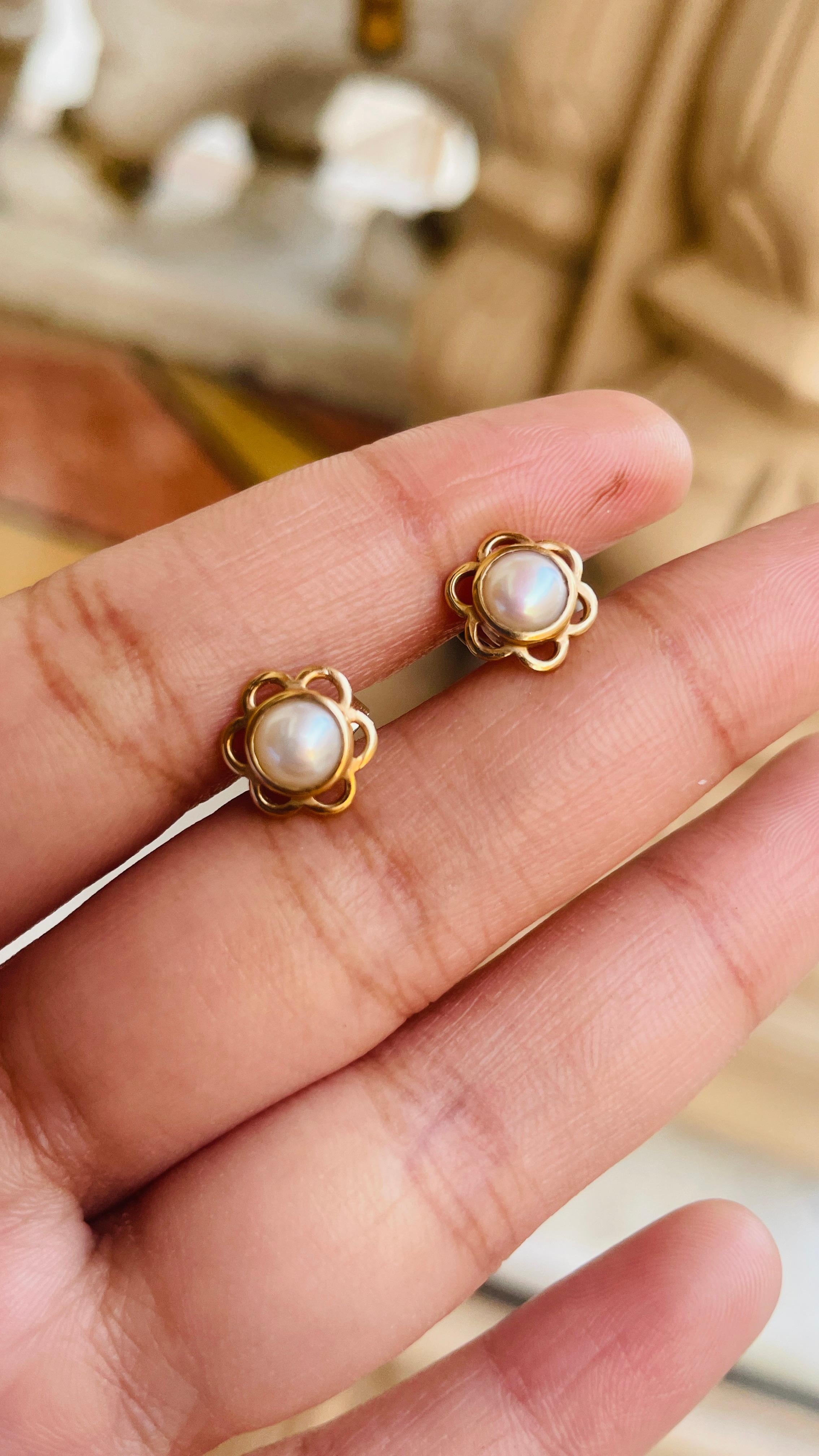 Round Cut 2.15 Ct Freshwater Pearl 14K Yellow Gold Dainty Floral Stud Earrings For Sale