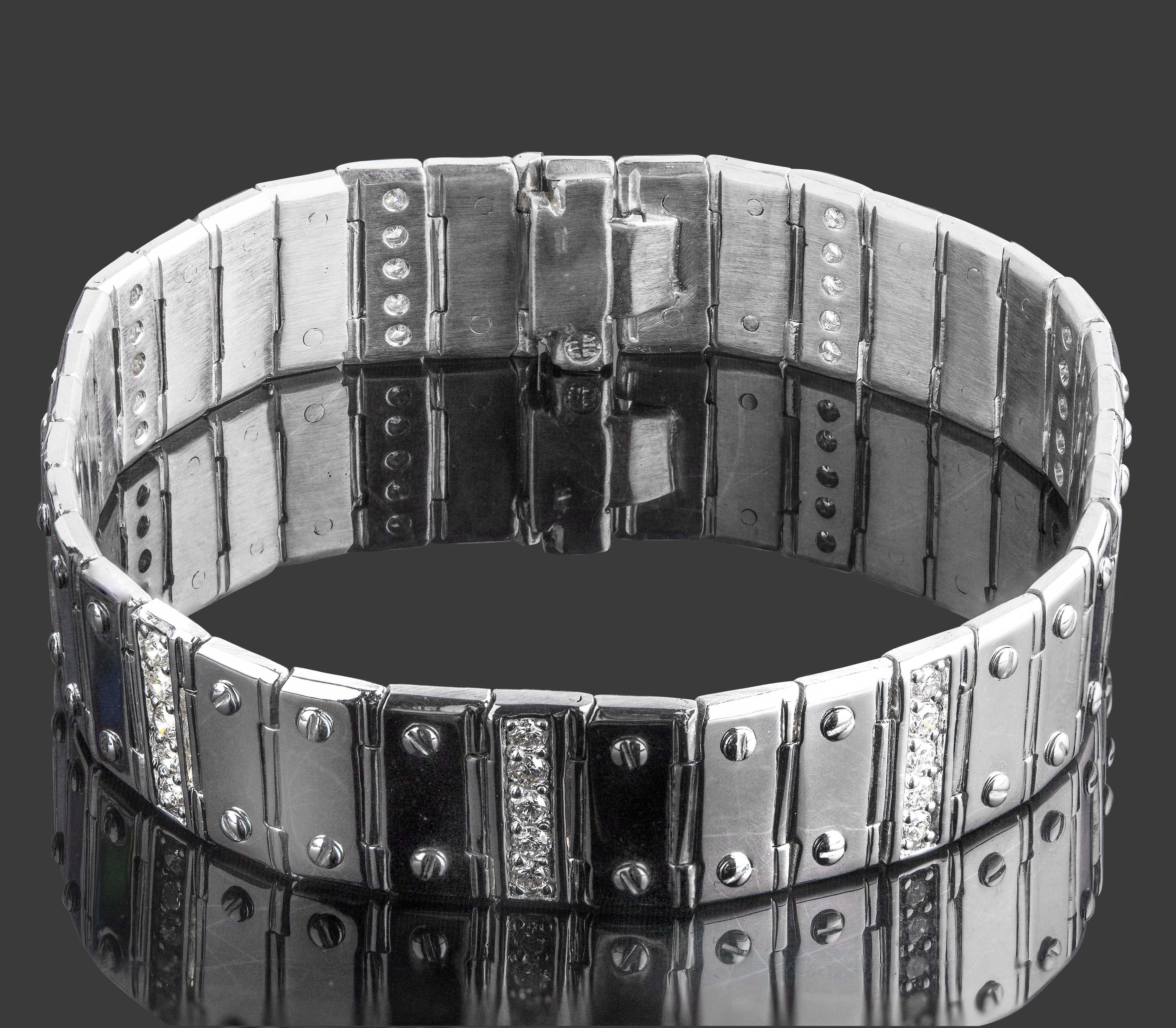 Diseñada con una meticulosa atención al detalle, esta pulsera artesanal para hombre está fabricada en oro blanco macizo de 14 quilates y pesa 49,6 gramos. Los eslabones presentan detalles de rosca y eslabones con acento de diamante, adornados con