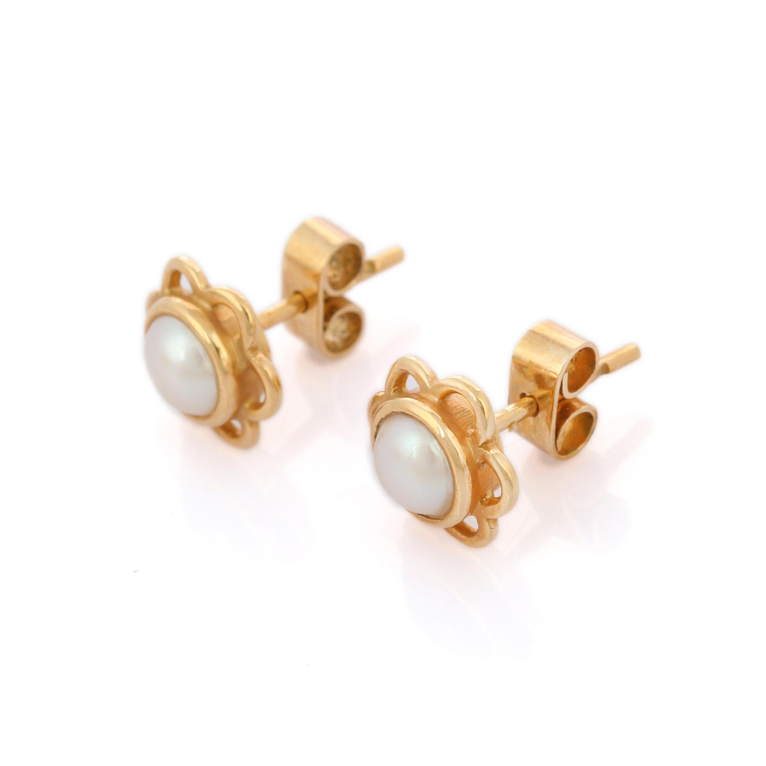 2.15 Ct Freshwater Pearl 14K Yellow Gold Dainty Floral Stud Earrings In New Condition For Sale In Houston, TX