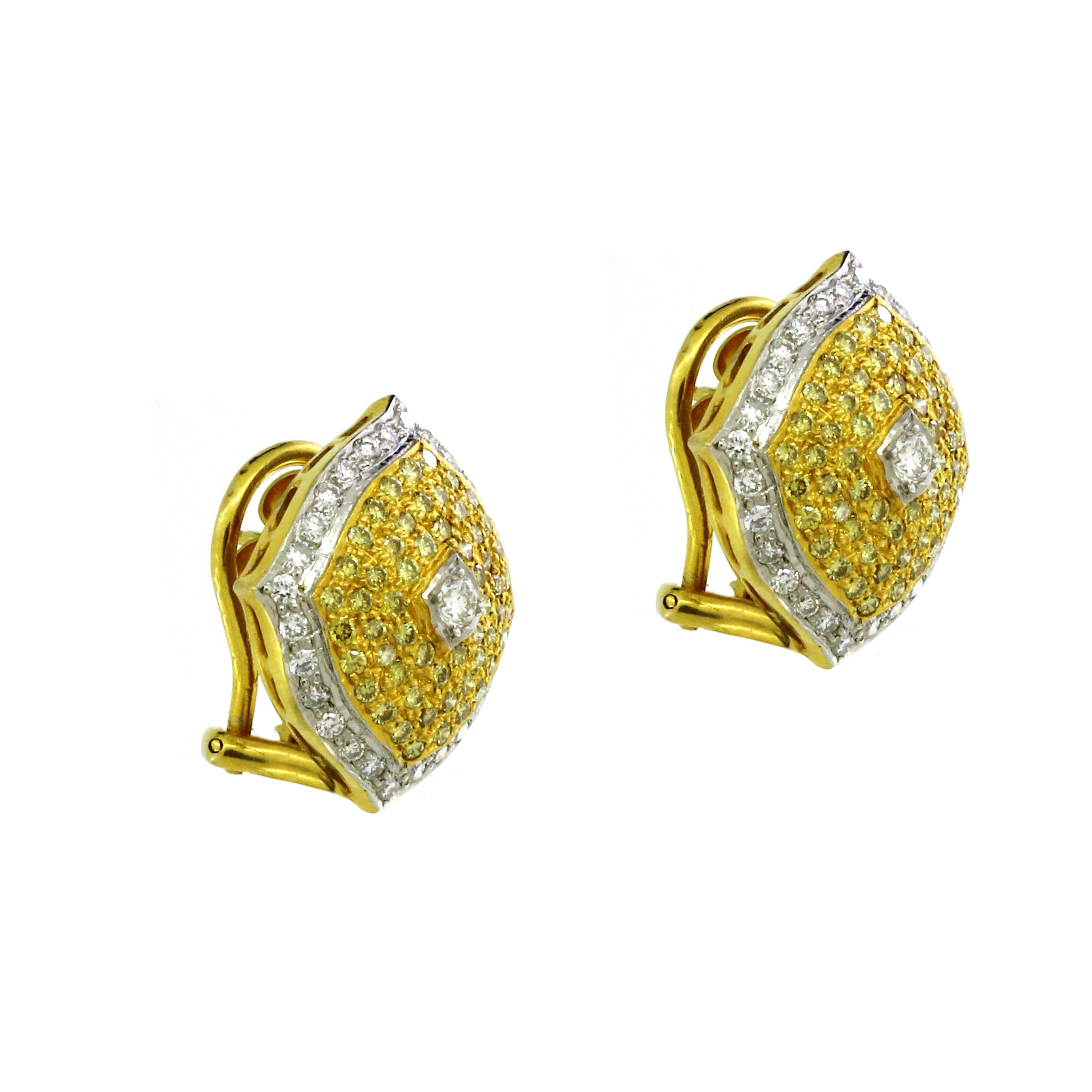 Wir stellen ein Paar atemberaubende Ohrstecker vor, die die harmonische Verbindung von klassischer und lebendiger Eleganz brillant zur Geltung bringen. Jeder Ohrring besteht aus insgesamt 2,15 Karat runden Diamanten und kanariengelben Diamanten, die