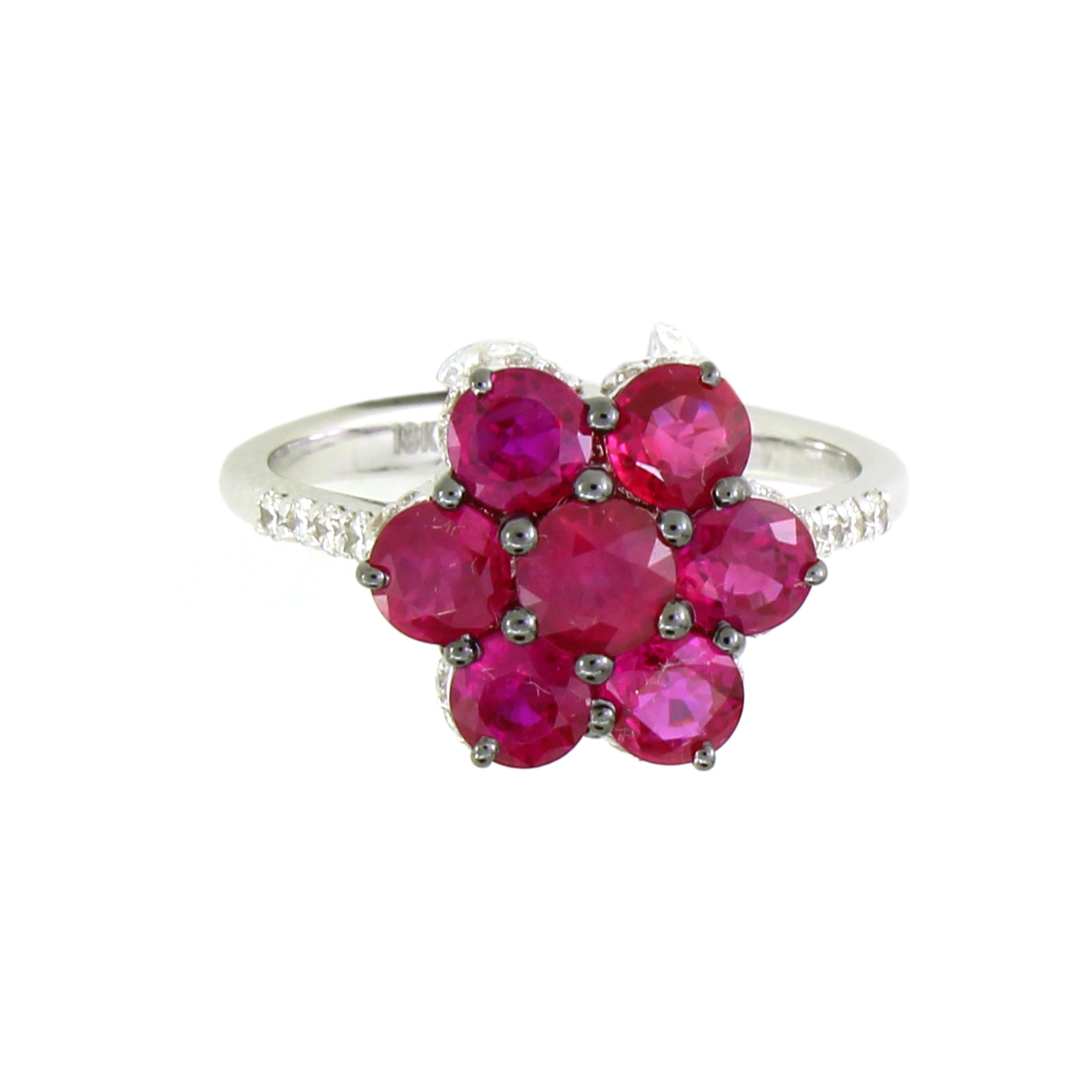 Dieser elegante Cocktailring zeigt eine lebhafte Blumengruppe aus 7 runden Rubinen von insgesamt 2,15 Karat, die einen satten roten Glanz ausstrahlen. Die Galerie und der Schaft sind mit 40 weißen, runden Diamanten von insgesamt 0,29 Karat besetzt,