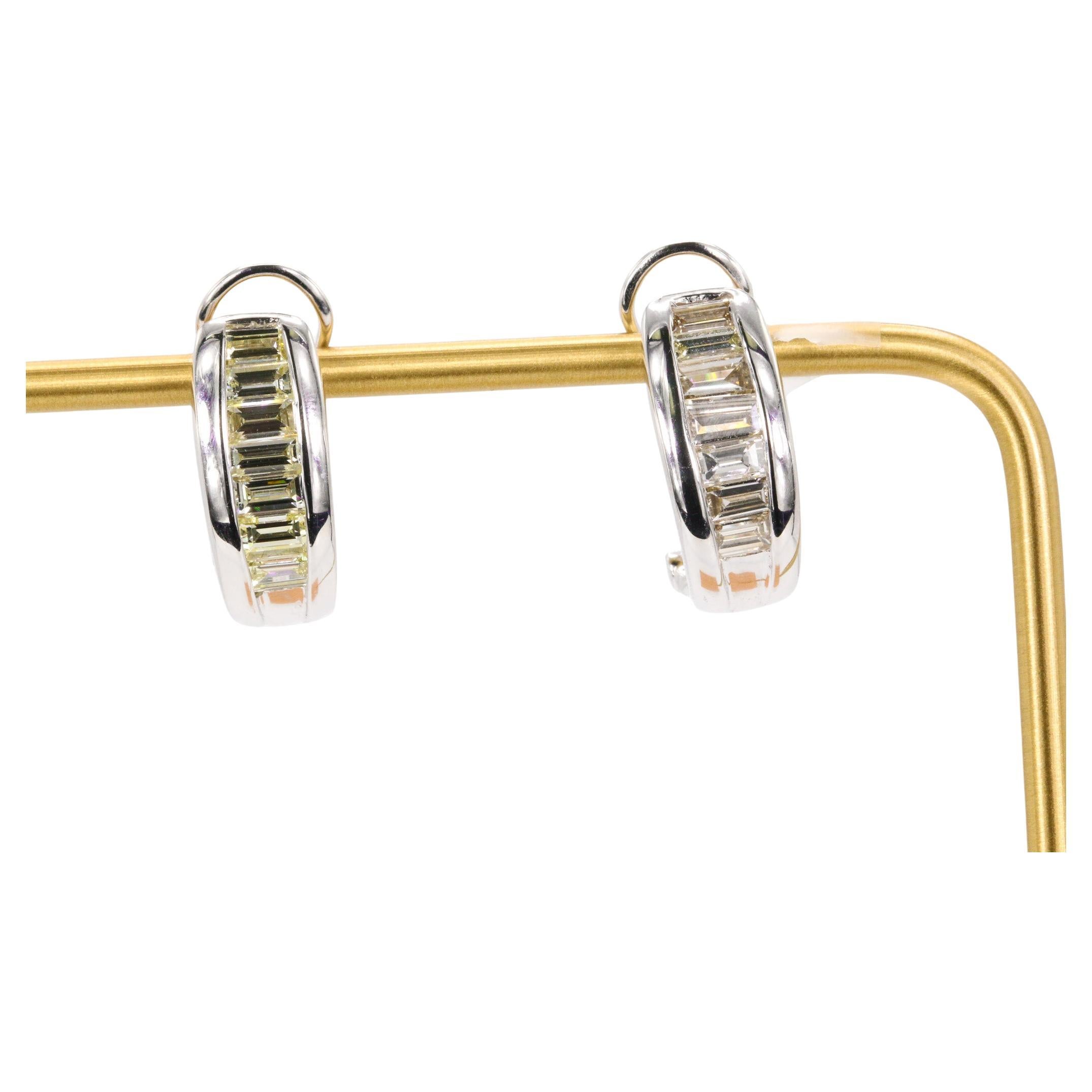 2.15 CTW Baguette Diamond Huggie Earrings in 18K White Gold im Angebot