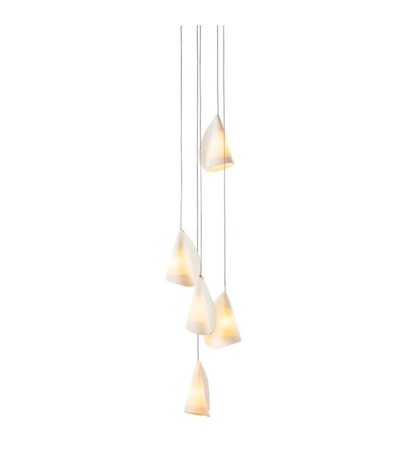 21.5 Lampada lampadario in porcellana di Bocci
Dimensioni: Diametro 15,2 x Altezza 300 cm 
Materiali: Porcellana, vetro borosilicato, cavo coassiale metallico intrecciato, componenti elettrici, tettuccio in nichel spazzolato. 
Illuminazione: LED da