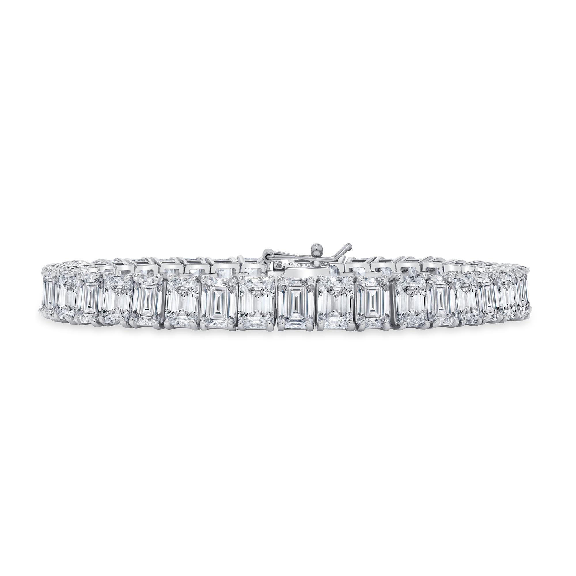 Ce bracelet de tennis en diamant taille émeraude est exquis. Le point de mire de ce bracelet est le captivant diamant Emerald Cut Lab, d'un poids total de 21,50 carats. Chaque diamant est méticuleusement sélectionné et serti dans un or 14k ou 18k