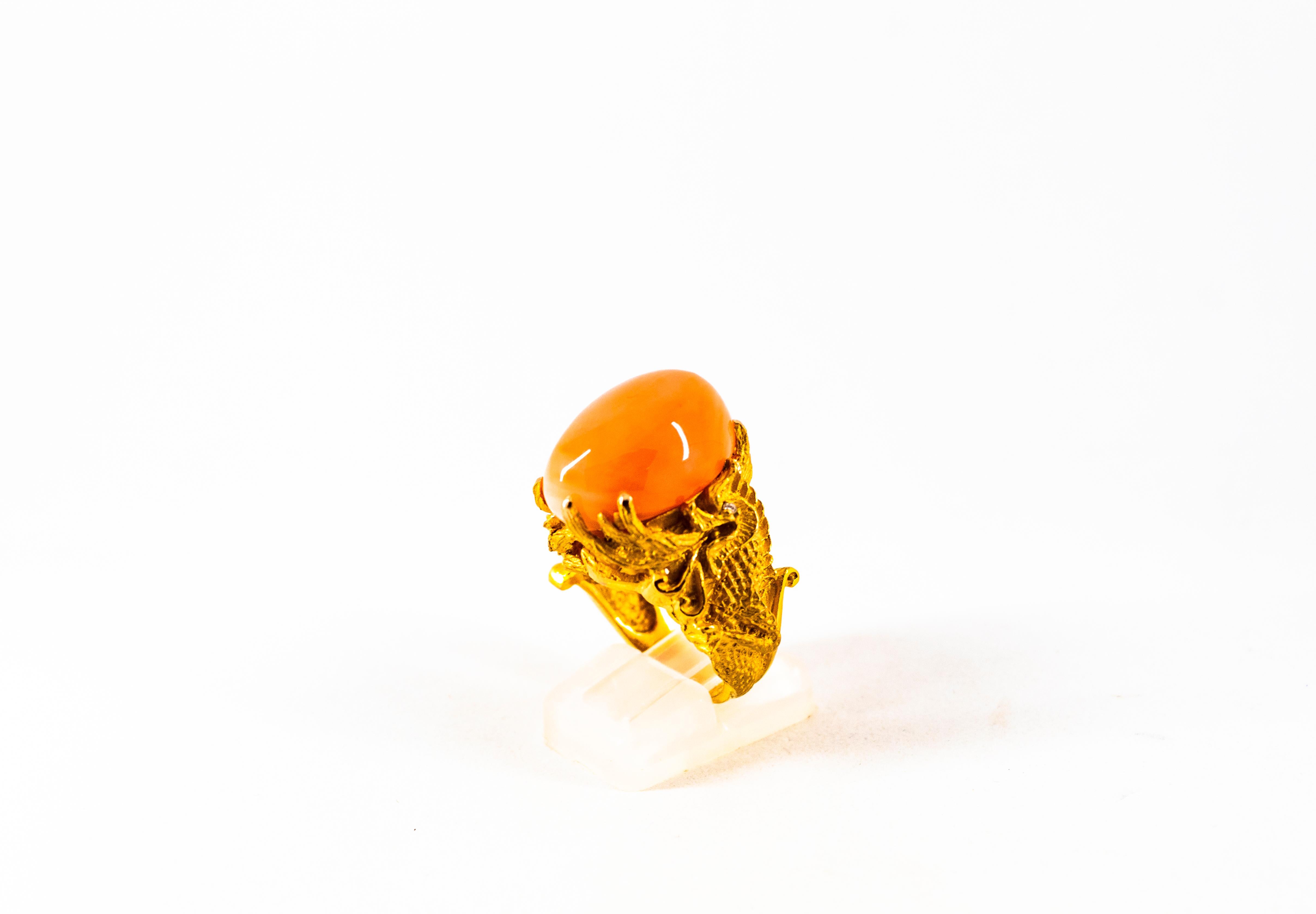 21,52 Karat Cabochon Pink Coral Weißer Diamant Gelbgold Drachen Cocktail Ring (Moderne) im Angebot