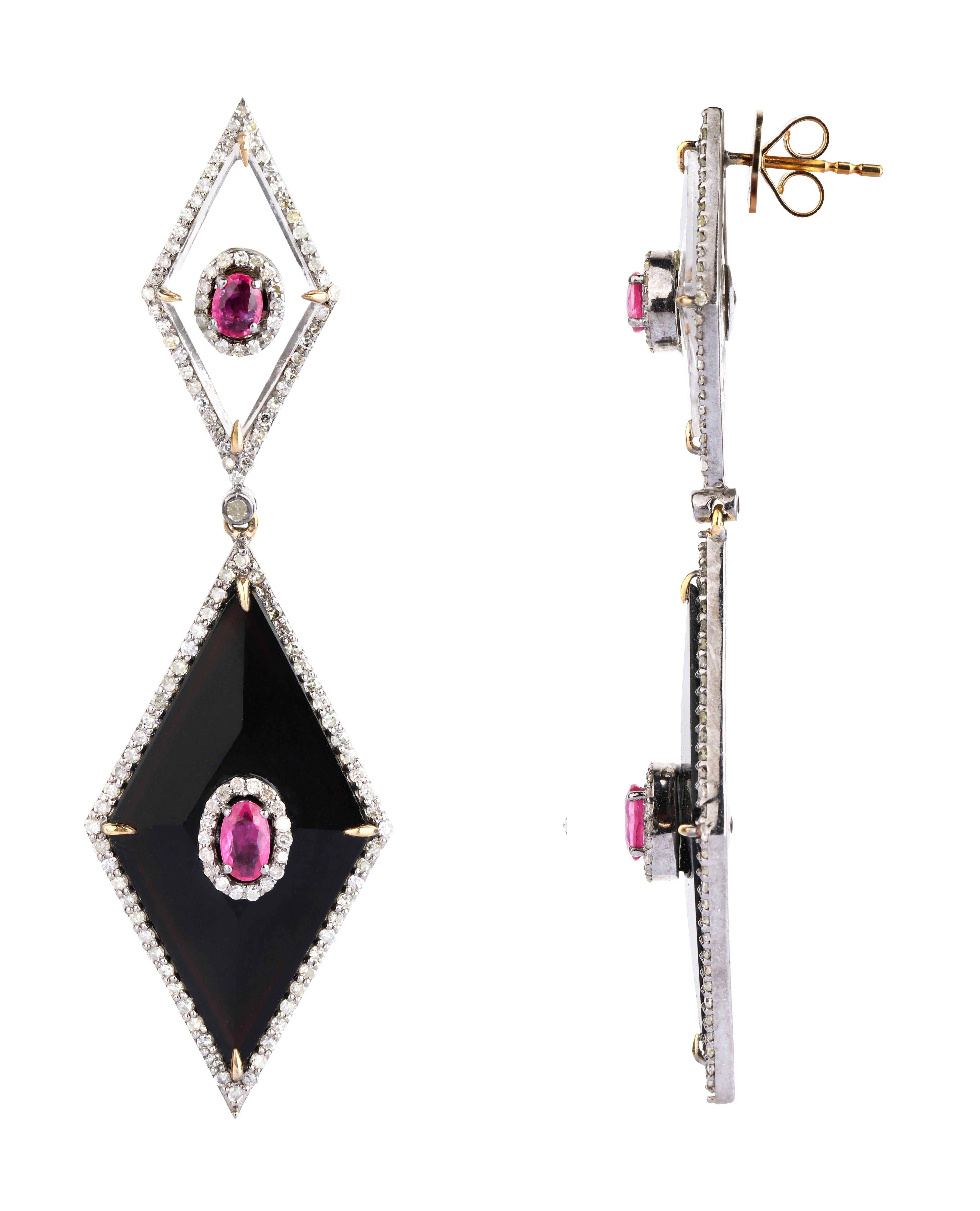 Orecchino pendente con rubino, diamante, onice e cristallo da 21,52 carati in stile moderno 

Passione e competenza si fondono in questo intricato set di orecchini impreziosito da diamanti, cristalli, onice e rubini in motivi eleganti e artistici.