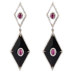 Boucles d'oreilles pendantes de style moderne en rubis, diamants, onyx et cristal de 21,52 carats