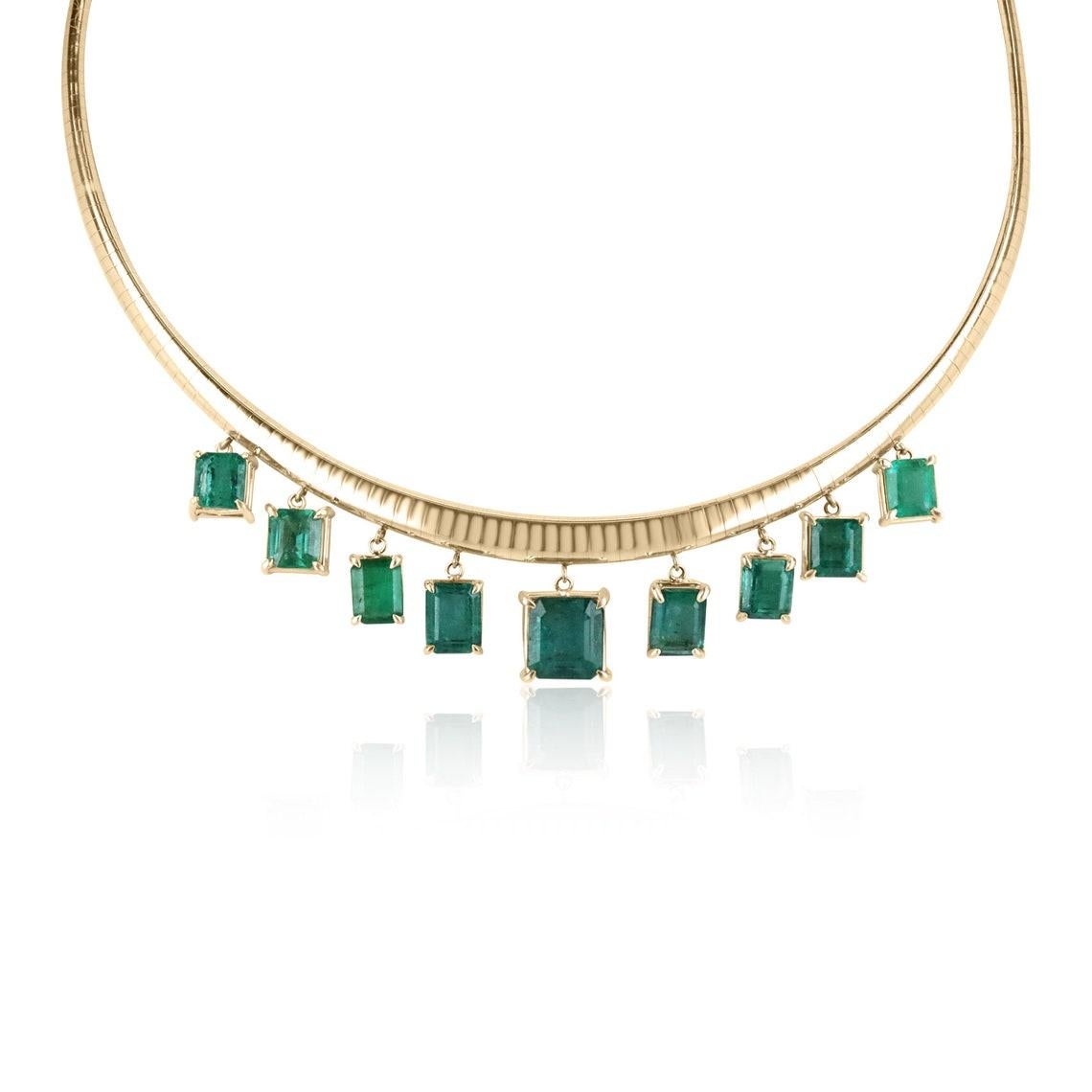 Ein exklusives, gewagtes und einzigartiges Schmuckstück. Dieses Schmuckstück mit über 21 Karat natürlichen Smaragden, die in Sambia abgebaut werden, besticht durch seine modische Eleganz und seinen eleganten Stil. Die Edelsteine weisen die begehrte